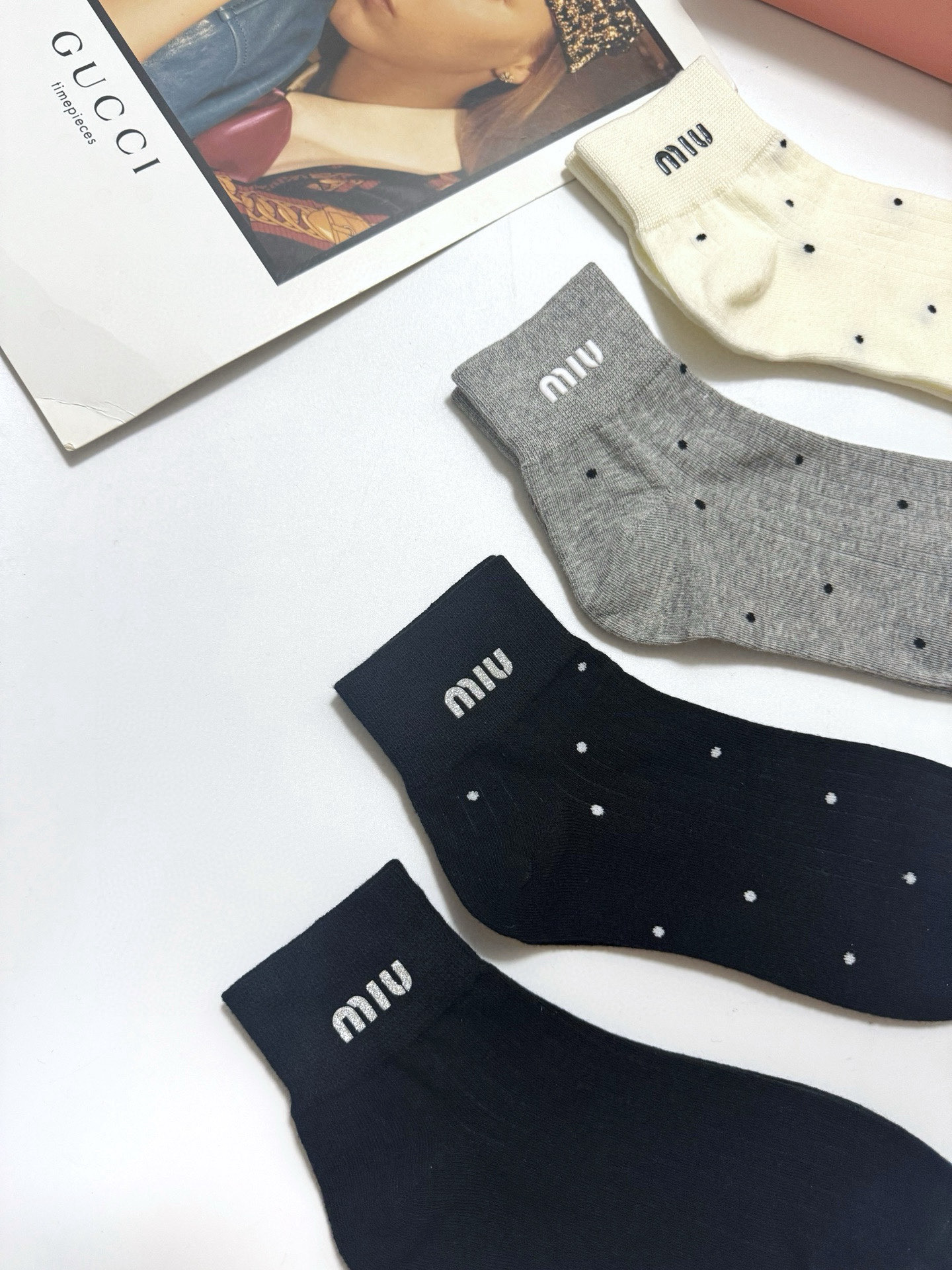  配包装
🌟【一盒4双】
🌟缪缪 miumiu 经典字母logo 纯棉中筒袜 经典纯色短袜
🌟ins爆款
