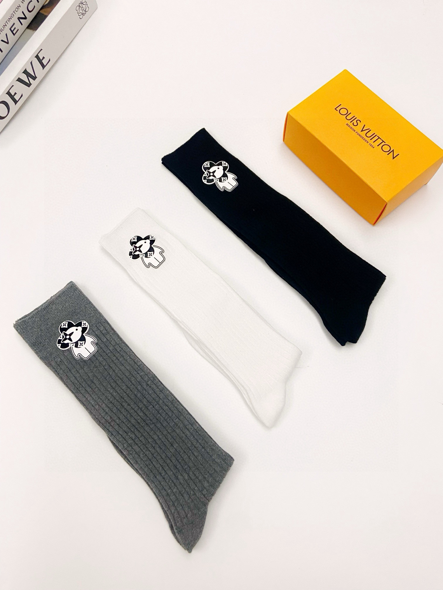  配包装
🌟【一盒一双】
🌟LV 路易威登 经典字母logo纯棉长筒袜  小腿袜
🌟重工装饰个性时尚
🌟
