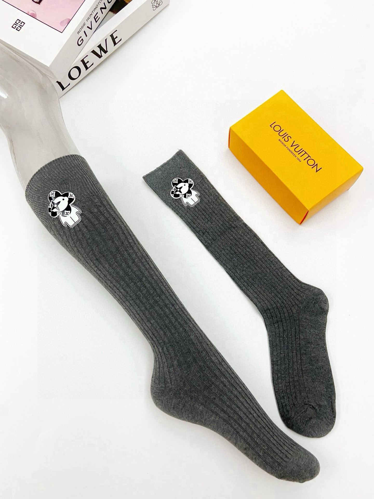 配包装
🌟【一盒一双】
🌟LV 路易威登 经典字母logo纯棉长筒袜  小腿袜
🌟重工装饰个性时尚
🌟