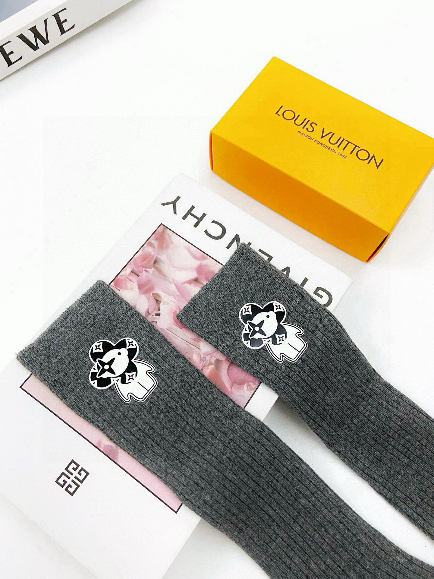  配包装
🌟【一盒一双】
🌟LV 路易威登 经典字母logo纯棉长筒袜  小腿袜
🌟重工装饰个性时尚
🌟