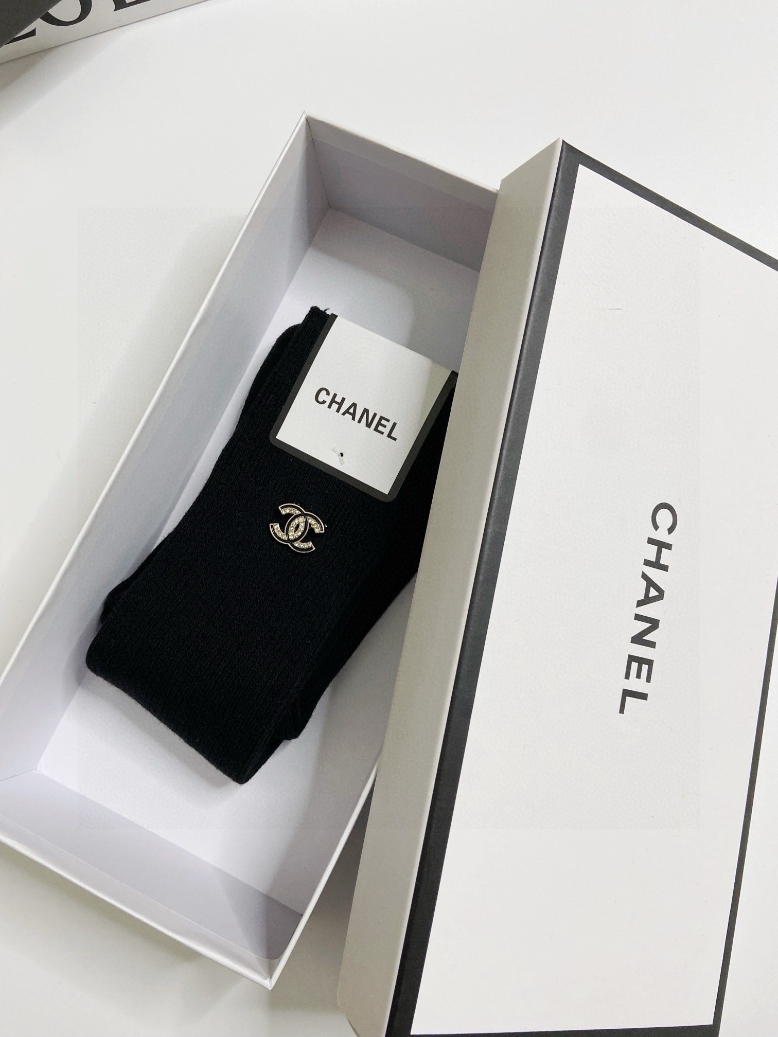  配包装
🌟【一盒一双】
🌟Chanel 香奈儿 经典字母logo别针纯棉长筒袜 小腿袜 
🌟重工装饰个