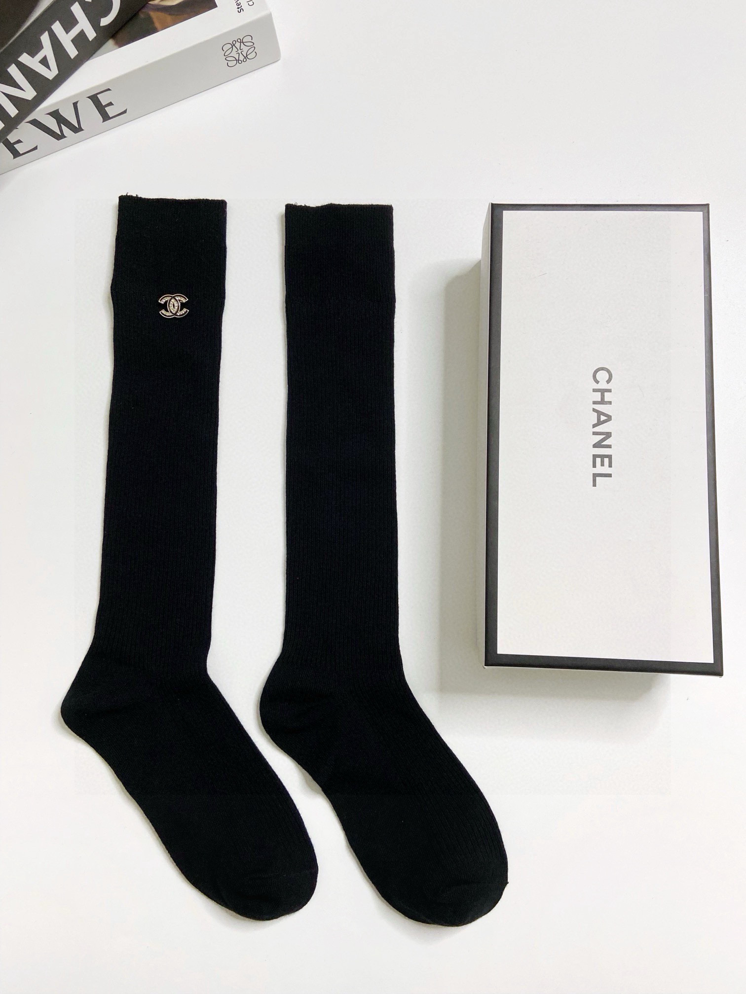  配包装
🌟【一盒一双】
🌟Chanel 香奈儿 经典字母logo别针纯棉长筒袜 小腿袜 
🌟重工装饰个