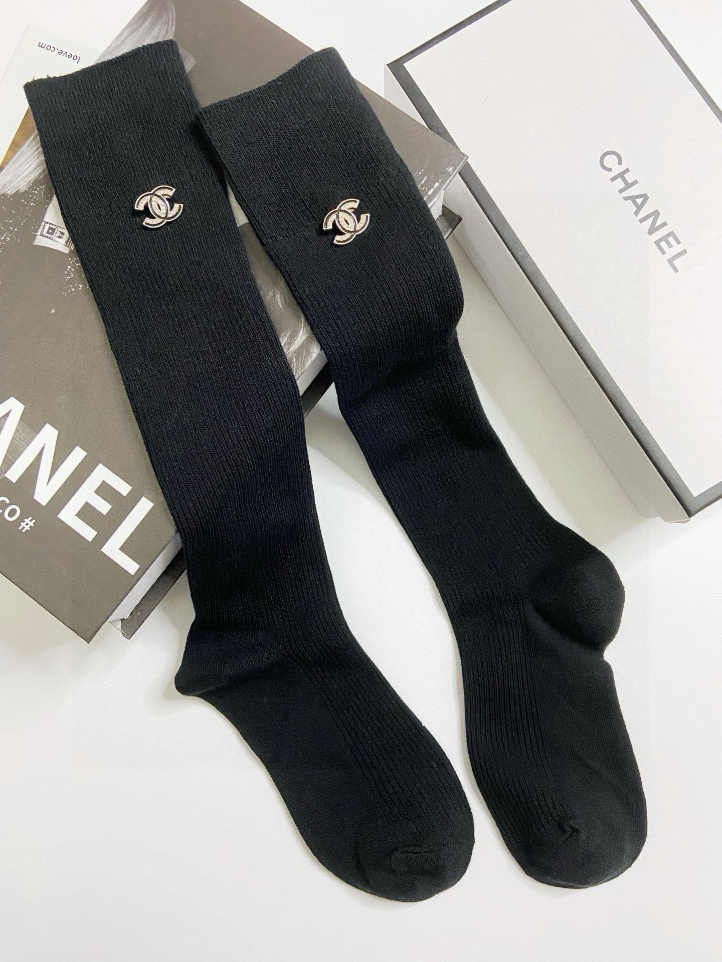  配包装
🌟【一盒一双】
🌟Chanel 香奈儿 经典字母logo别针纯棉长筒袜 小腿袜 
🌟重工装饰个