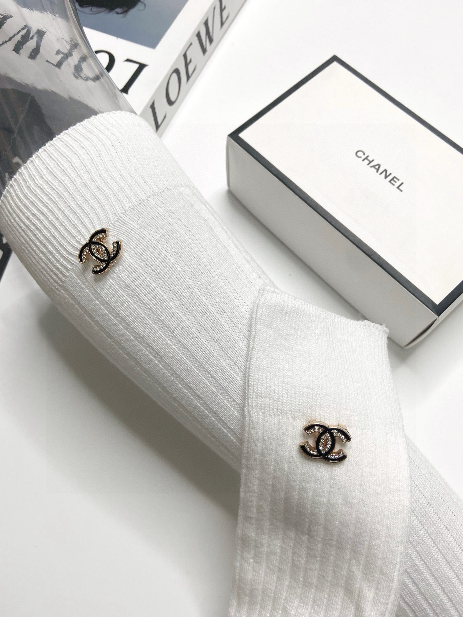  配包装
🌟【一盒一双】
🌟Chanel 香奈儿 经典字母logo别针纯棉长筒袜 小腿袜 
🌟重工装饰个