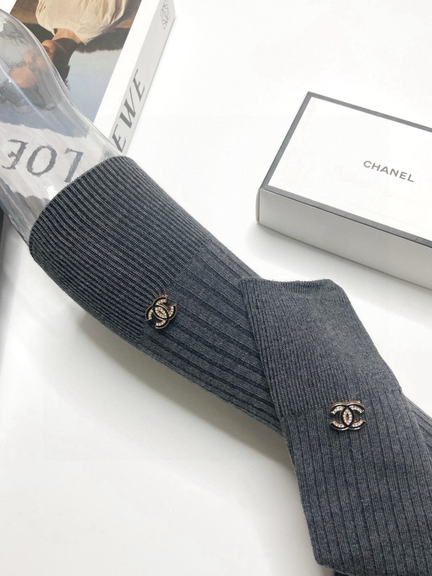  配包装
🌟【一盒一双】
🌟Chanel 香奈儿 经典字母logo别针纯棉长筒袜 小腿袜 
🌟重工装饰个