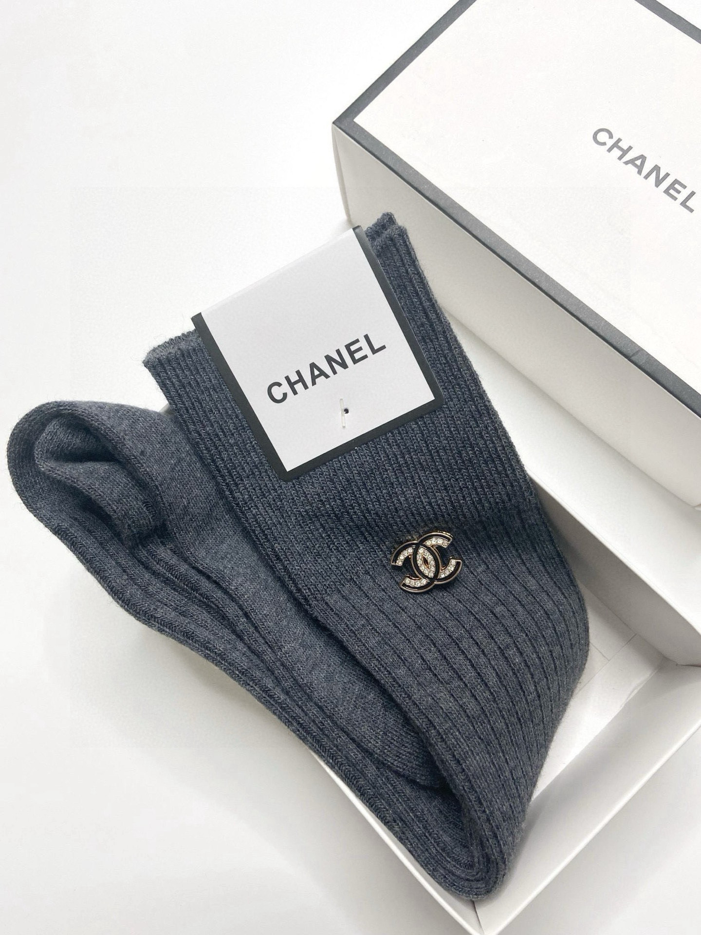  配包装
🌟【一盒一双】
🌟Chanel 香奈儿 经典字母logo别针纯棉长筒袜 小腿袜 
🌟重工装饰个
