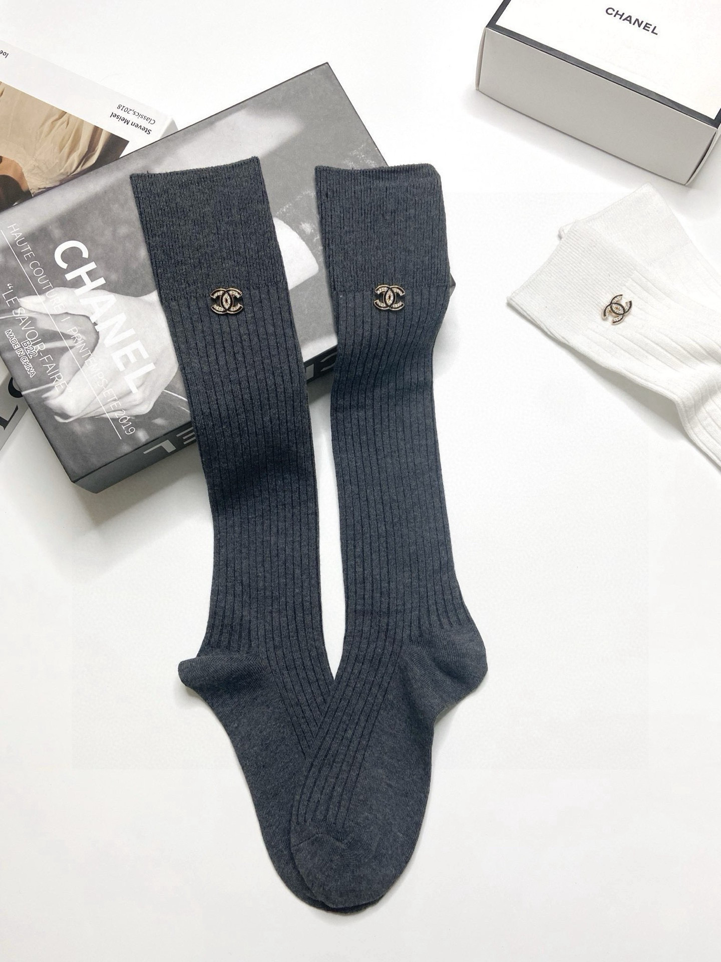  配包装
🌟【一盒一双】
🌟Chanel 香奈儿 经典字母logo别针纯棉长筒袜 小腿袜 
🌟重工装饰个