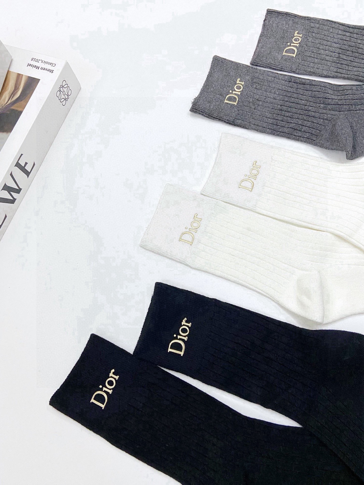   配包装
🌟【一盒3 双】
🌟Dior 迪奥 爆款字母logo中筒袜 小腿袜。纯棉混纺材质，超完美配色