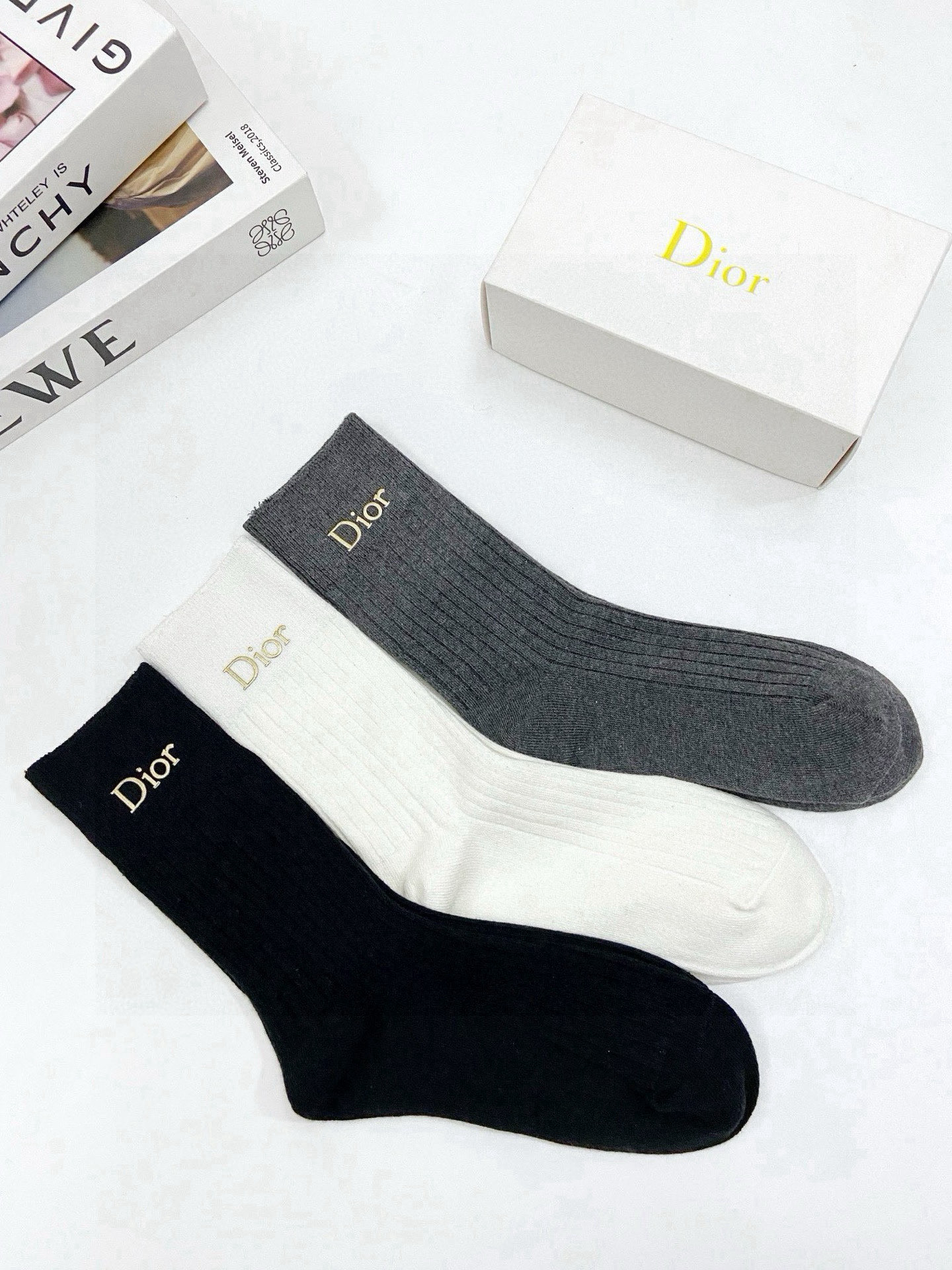   配包装
🌟【一盒3 双】
🌟Dior 迪奥 爆款字母logo中筒袜 小腿袜。纯棉混纺材质，超完美配色