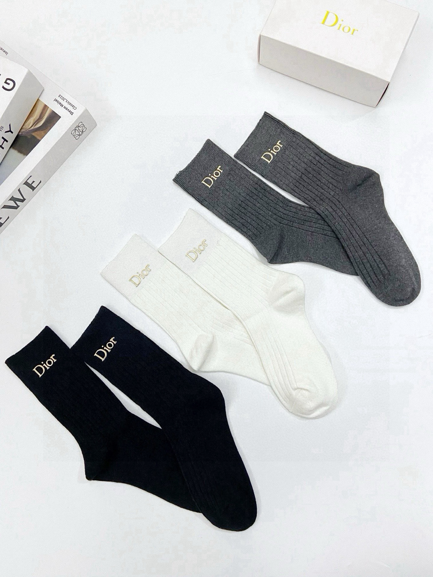   配包装
🌟【一盒3 双】
🌟Dior 迪奥 爆款字母logo中筒袜 小腿袜。纯棉混纺材质，超完美配色