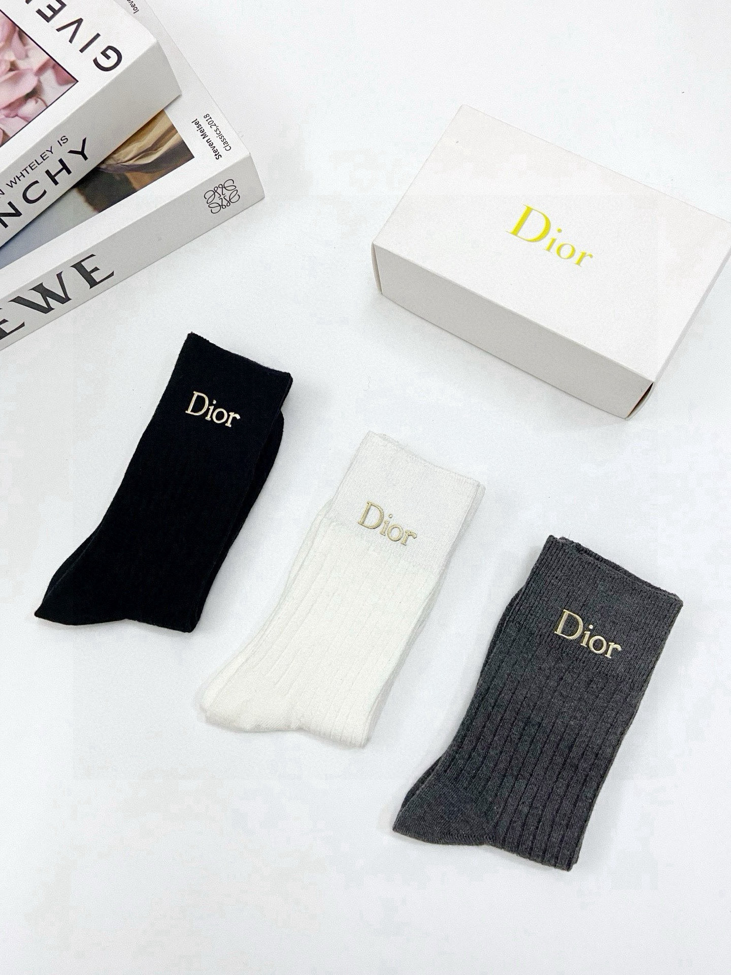   配包装
🌟【一盒3 双】
🌟Dior 迪奥 爆款字母logo中筒袜 小腿袜。纯棉混纺材质，超完美配色