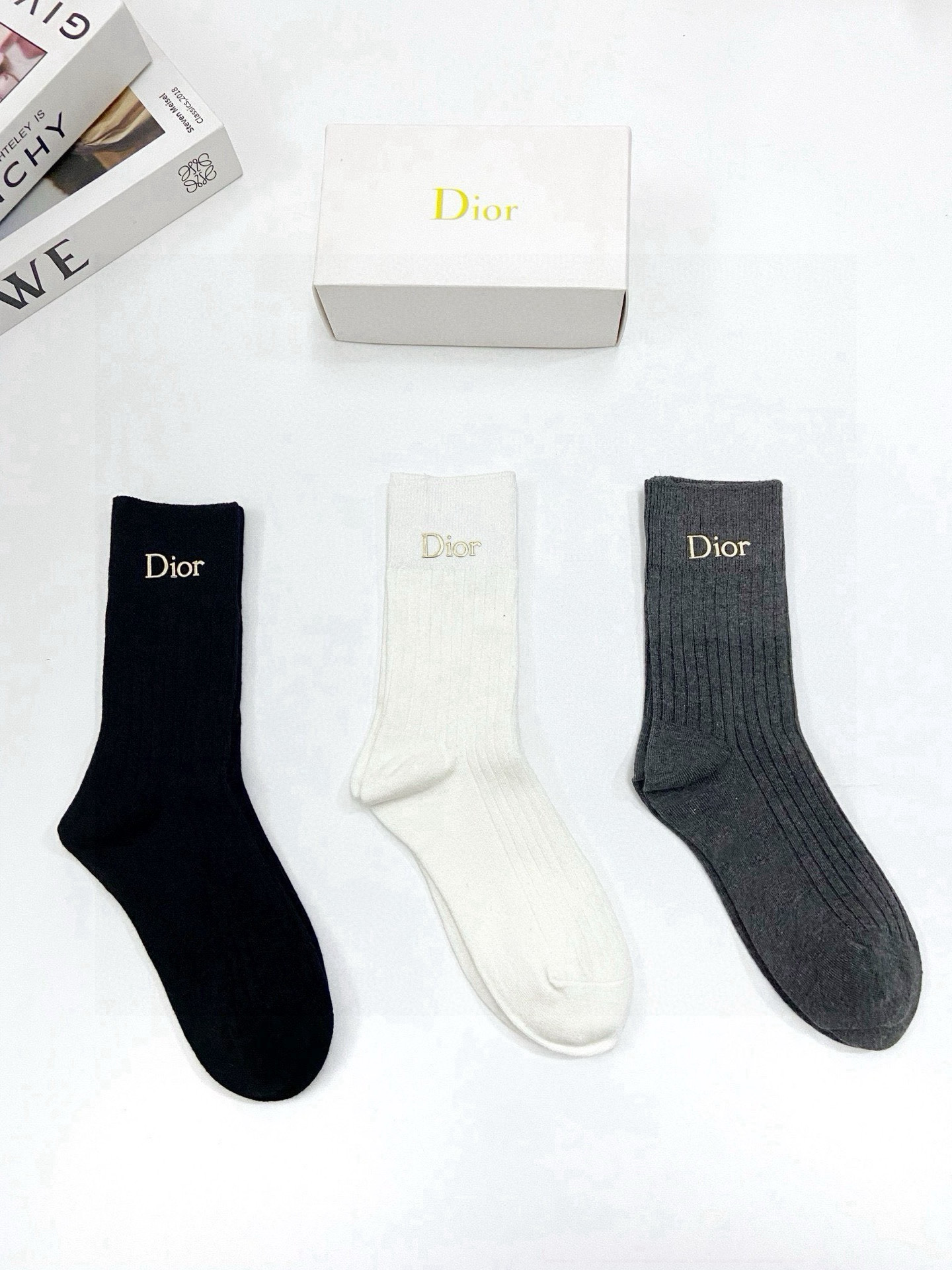   配包装
🌟【一盒3 双】
🌟Dior 迪奥 爆款字母logo中筒袜 小腿袜。纯棉混纺材质，超完美配色