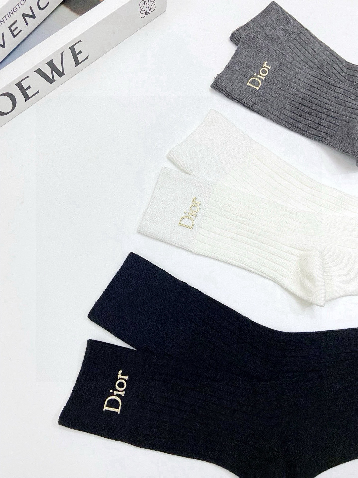   配包装
🌟【一盒3 双】
🌟Dior 迪奥 爆款字母logo中筒袜 小腿袜。纯棉混纺材质，超完美配色