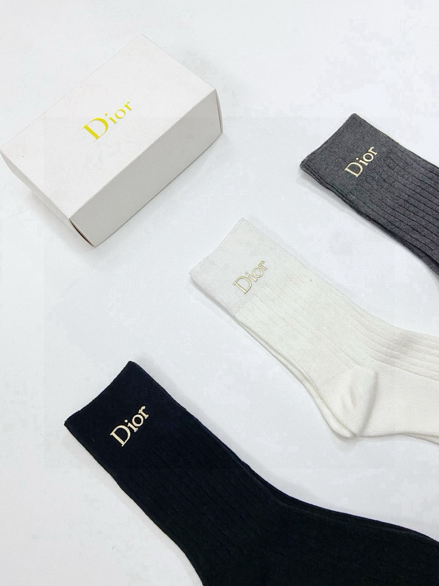   配包装
🌟【一盒3 双】
🌟Dior 迪奥 爆款字母logo中筒袜 小腿袜。纯棉混纺材质，超完美配色