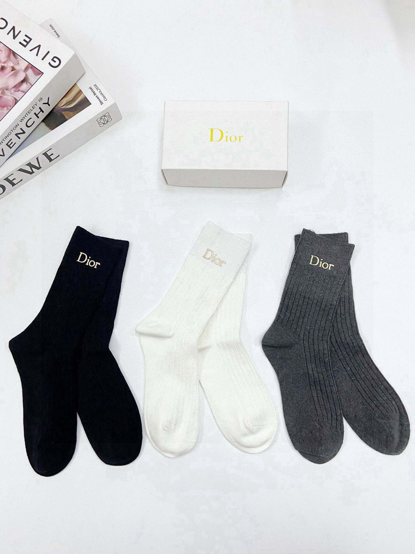   配包装
🌟【一盒3 双】
🌟Dior 迪奥 爆款字母logo中筒袜 小腿袜。纯棉混纺材质，超完美配色