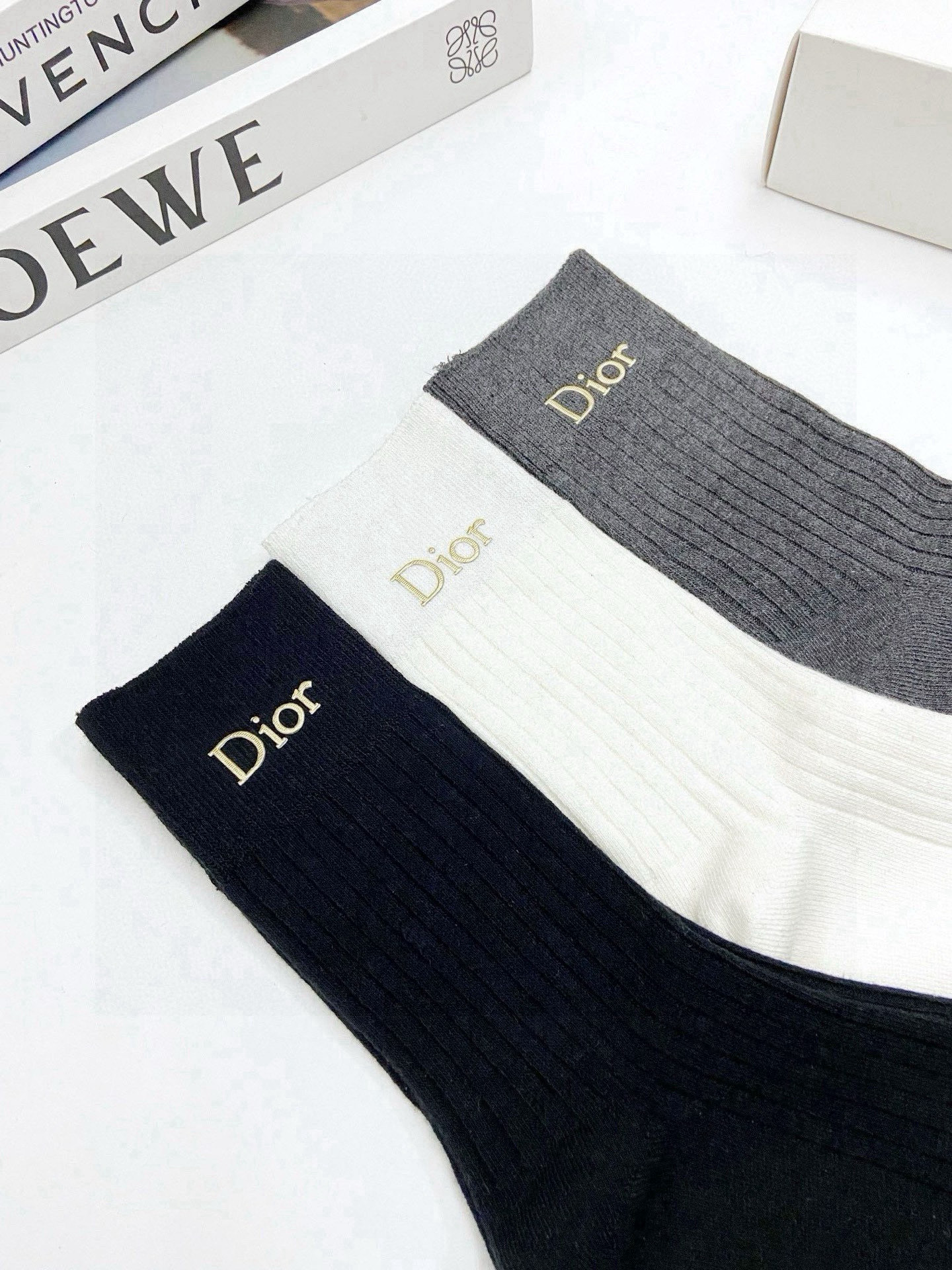   配包装
🌟【一盒3 双】
🌟Dior 迪奥 爆款字母logo中筒袜 小腿袜。纯棉混纺材质，超完美配色