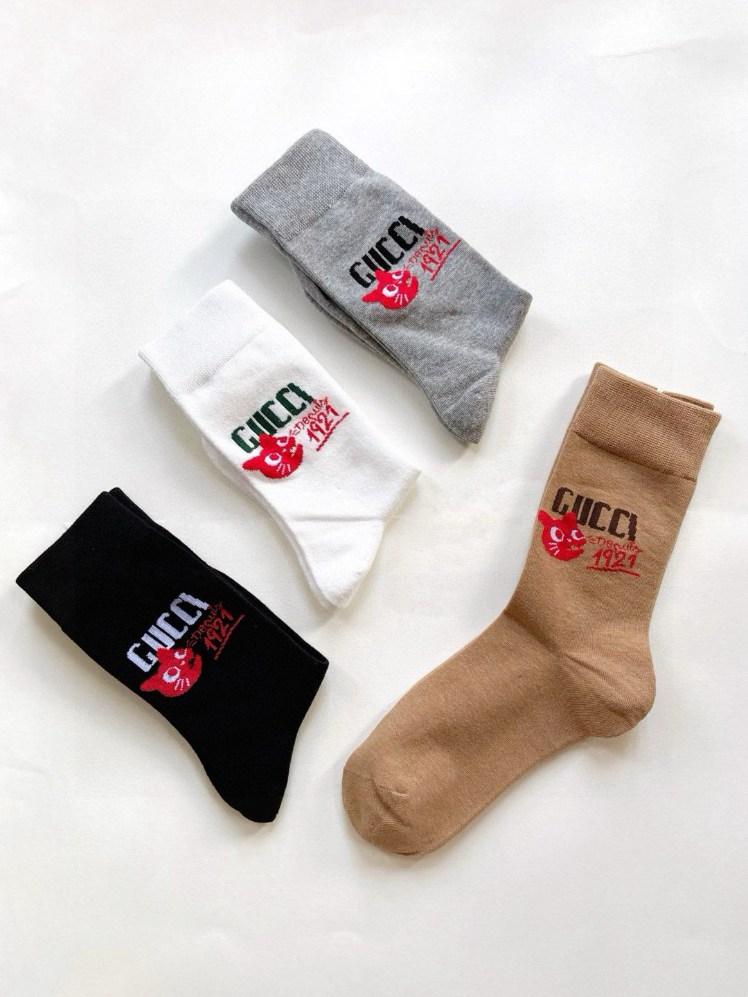   配包装
🌟【一盒4 双】
🌟 Gucci古琦 经典字母logo纯棉 中筒袜  
🌟经典配色个性时尚
