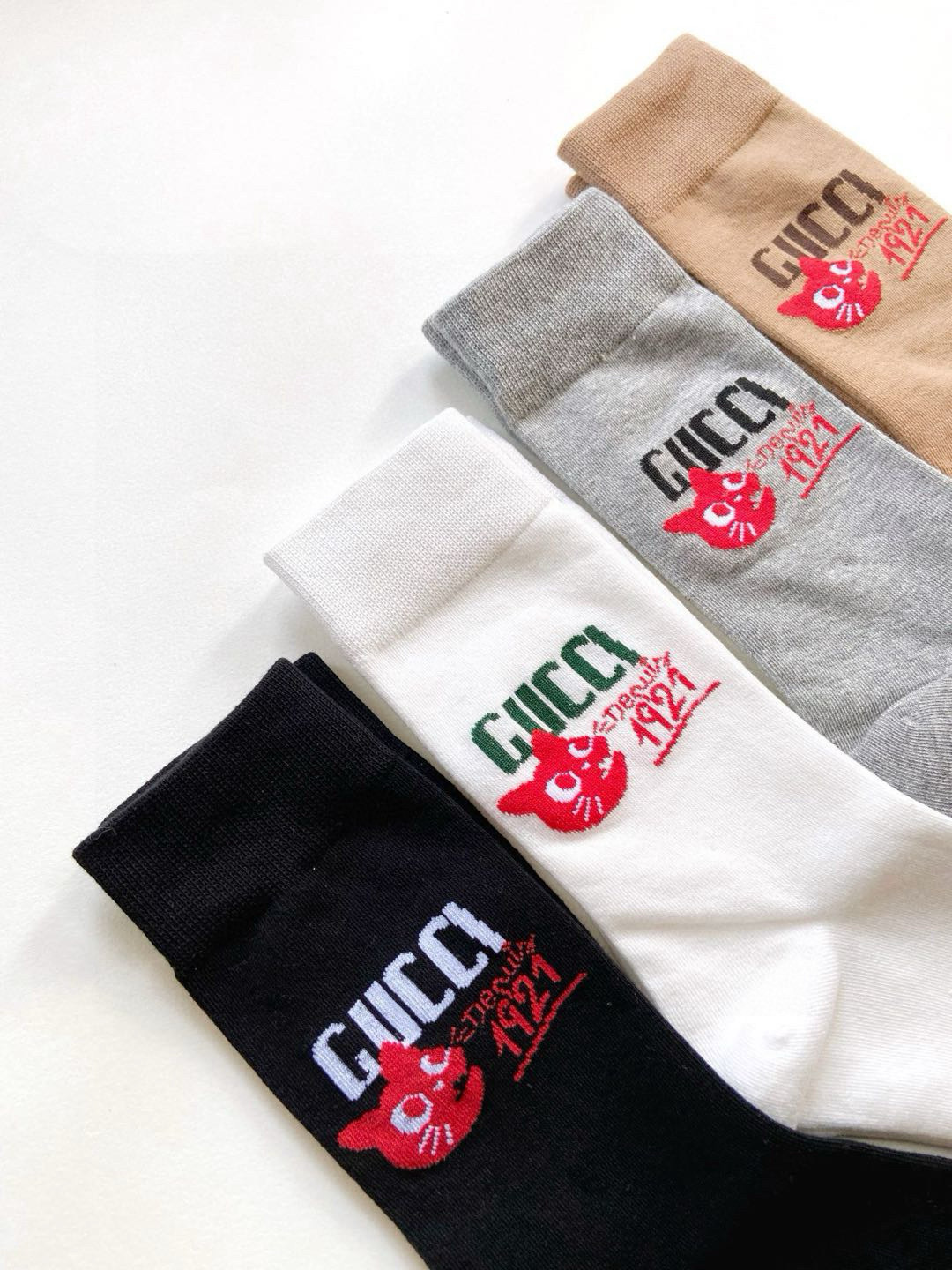   配包装
🌟【一盒4 双】
🌟 Gucci古琦 经典字母logo纯棉 中筒袜  
🌟经典配色个性时尚

