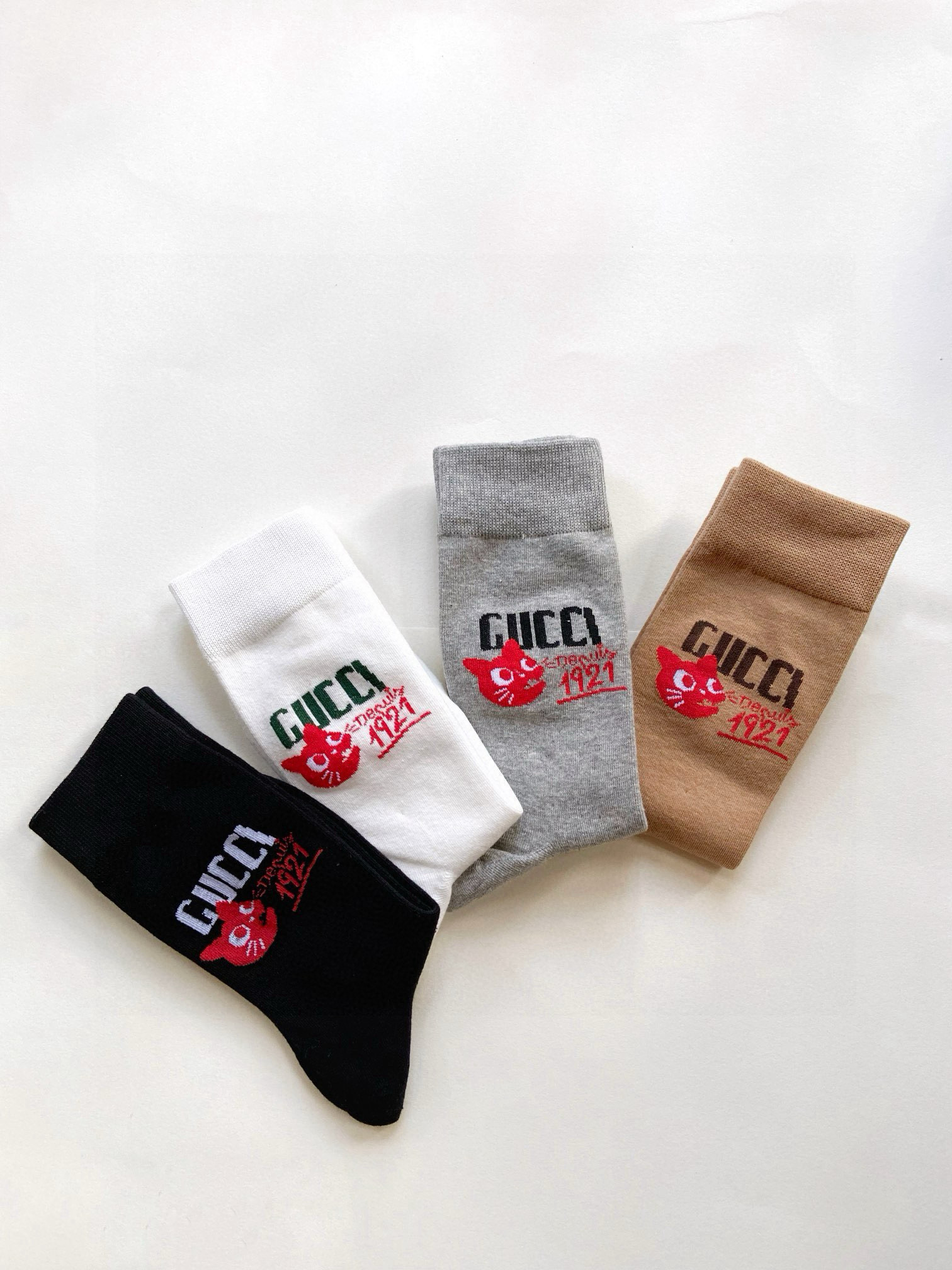   配包装
🌟【一盒4 双】
🌟 Gucci古琦 经典字母logo纯棉 中筒袜  
🌟经典配色个性时尚
