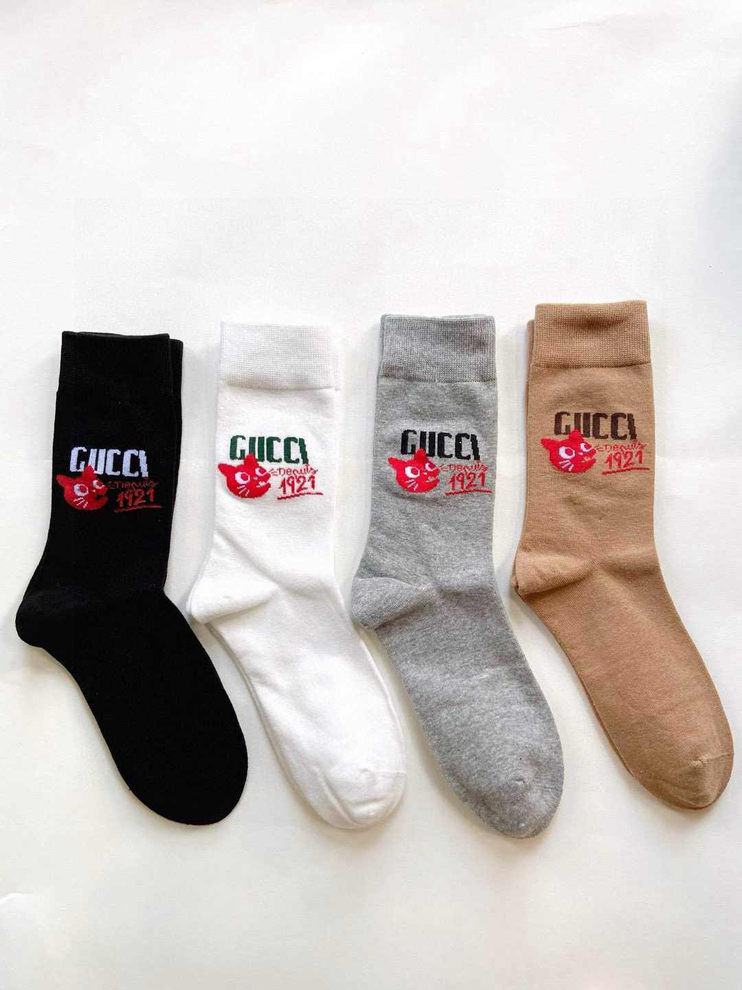   配包装
🌟【一盒4 双】
🌟 Gucci古琦 经典字母logo纯棉 中筒袜  
🌟经典配色个性时尚
