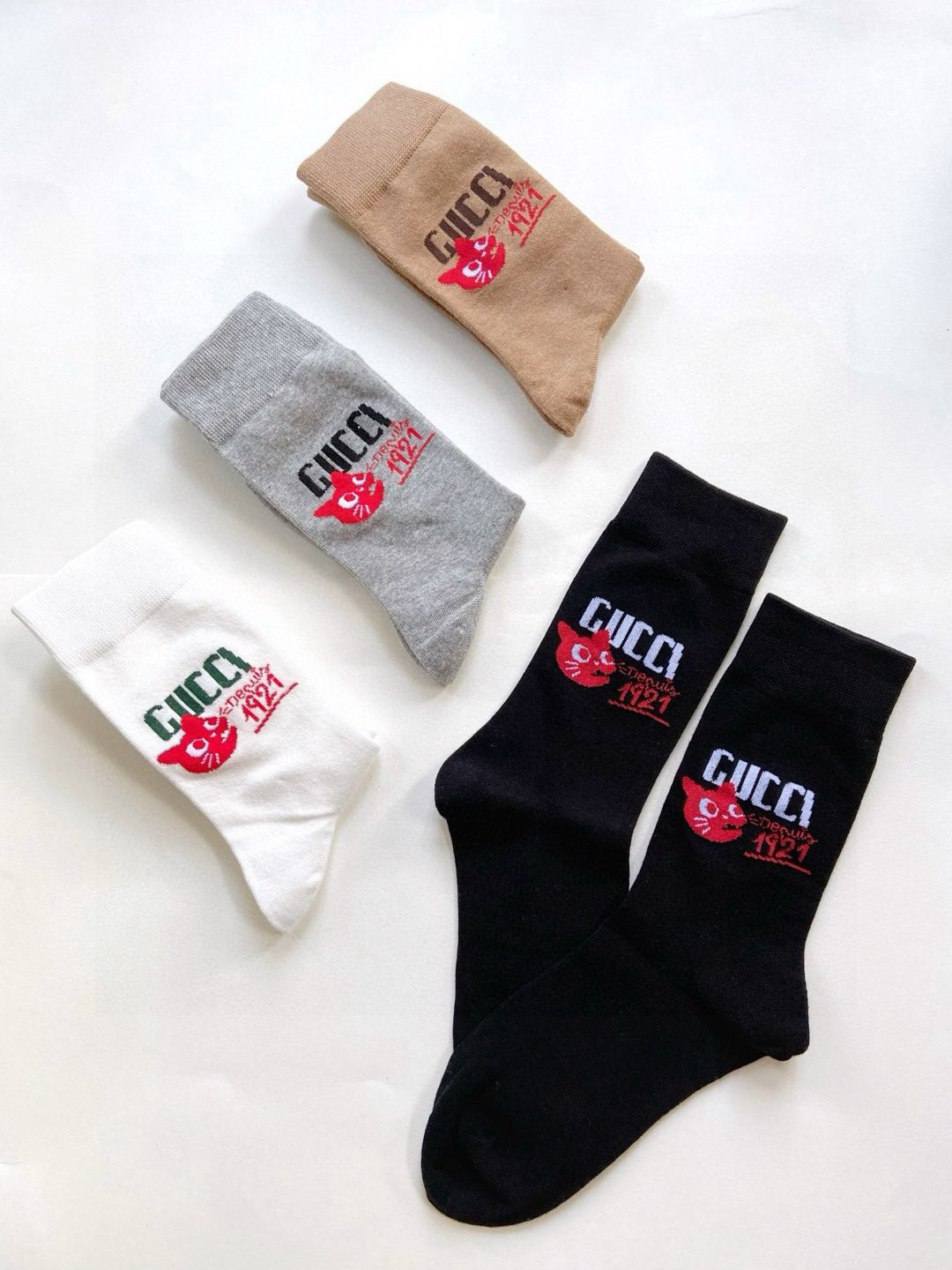   配包装
🌟【一盒4 双】
🌟 Gucci古琦 经典字母logo纯棉 中筒袜  
🌟经典配色个性时尚
