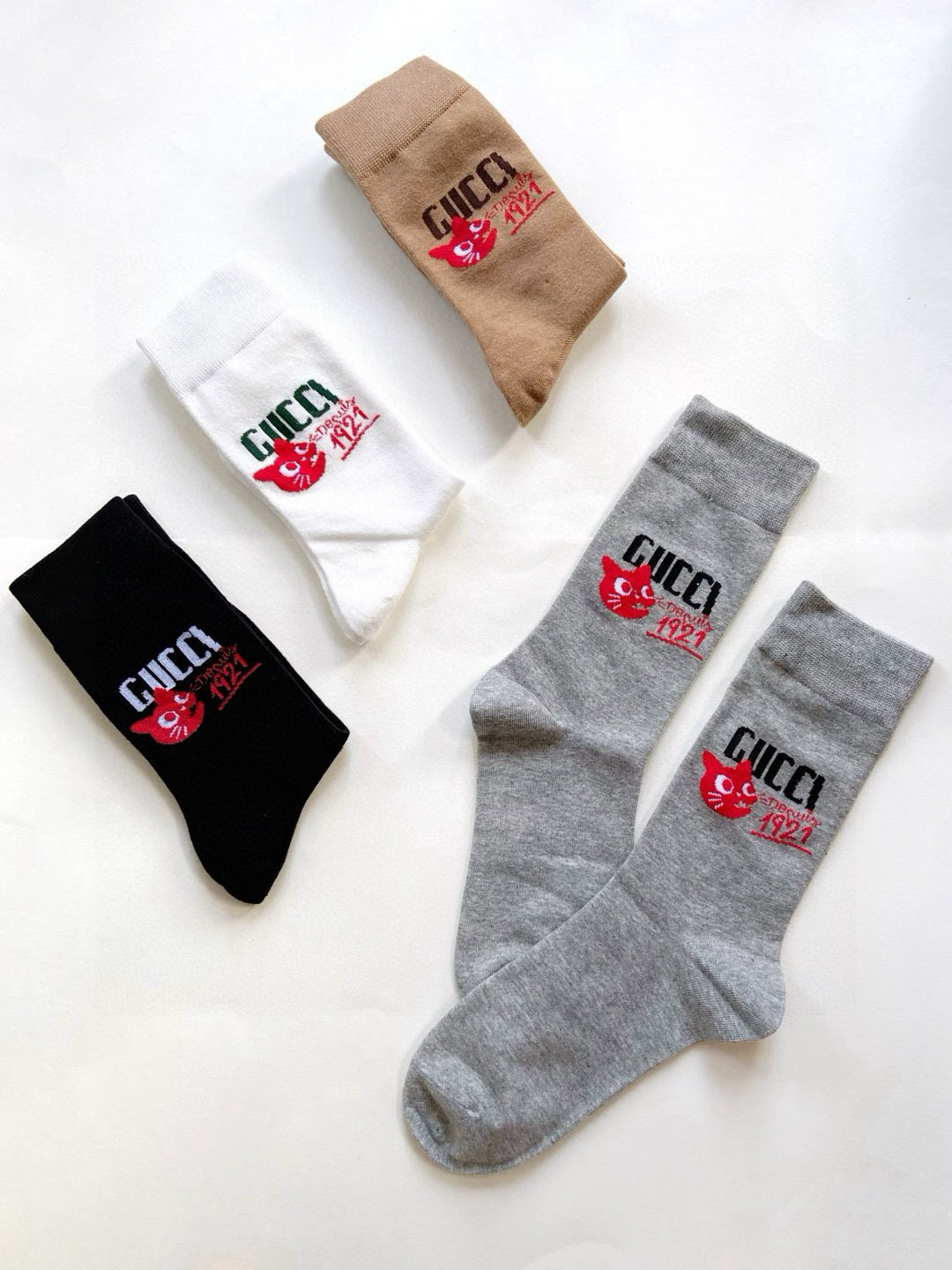   配包装
🌟【一盒4 双】
🌟 Gucci古琦 经典字母logo纯棉 中筒袜  
🌟经典配色个性时尚
