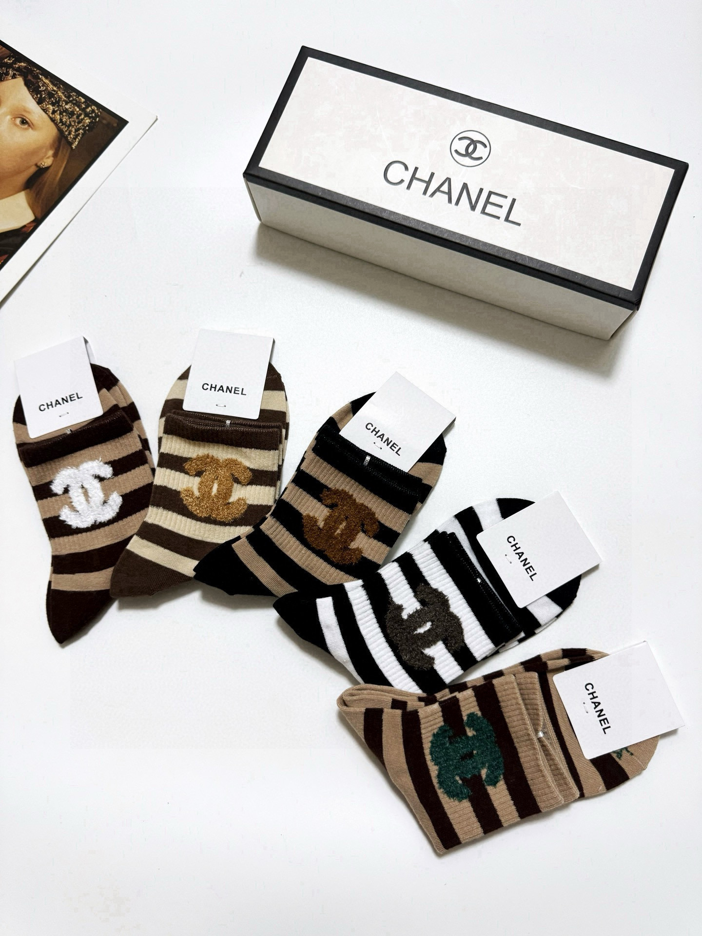  配包装
🌟【一盒5 双】
 🌟Chanel 香奈儿 经典字母logo 纯棉中筒袜   ，ins超火爆短
