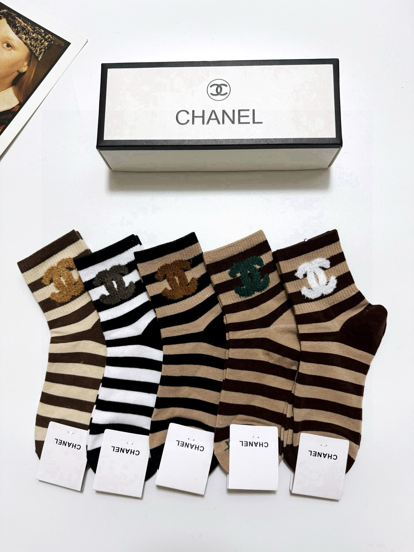  配包装
🌟【一盒5 双】
 🌟Chanel 香奈儿 经典字母logo 纯棉中筒袜   ，ins超火爆短