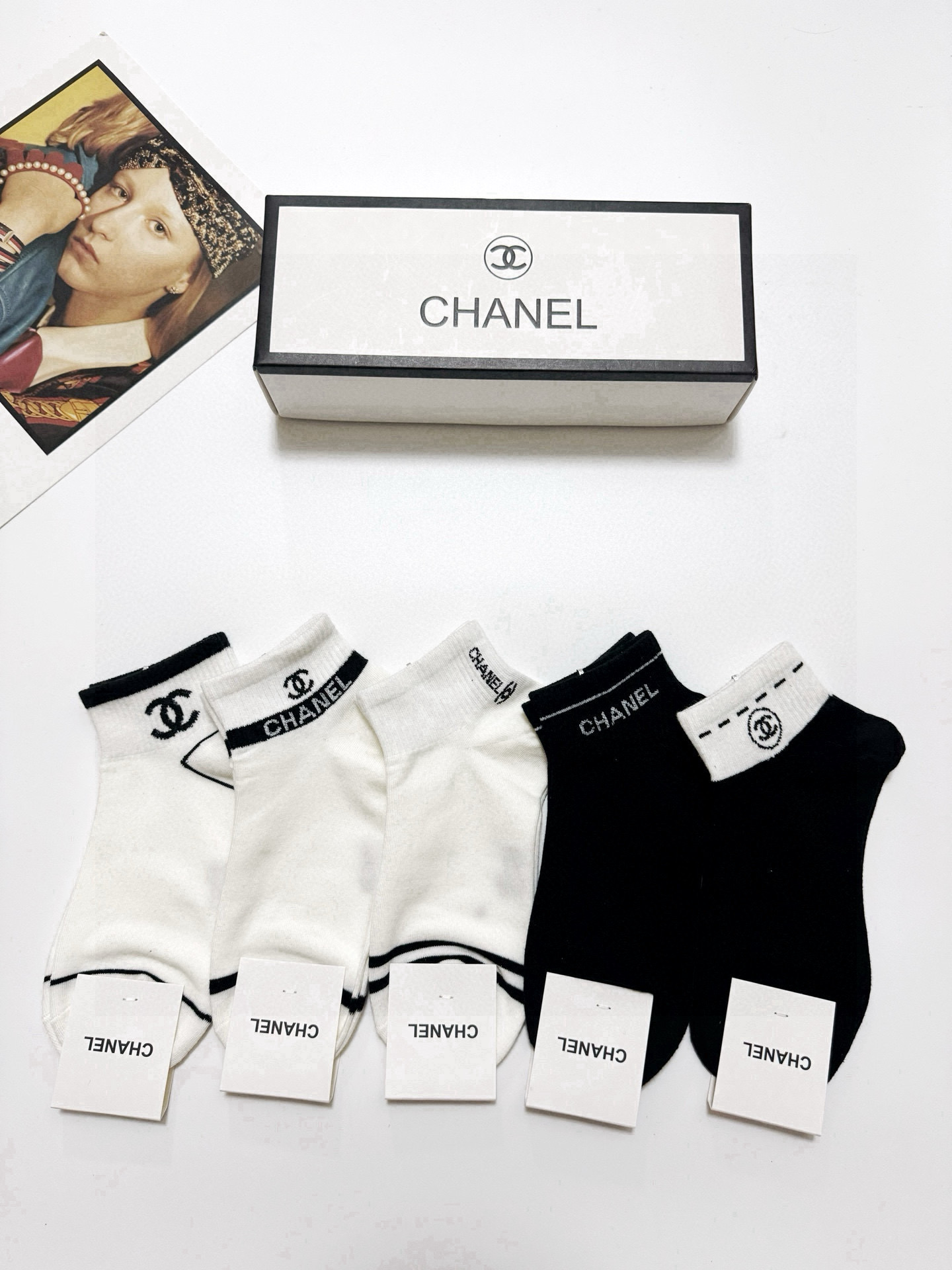 配包装
🌟【一盒5 双】
 🌟Chanel 香奈儿 经典字母logo 纯棉短袜 ，男女同款   ，in