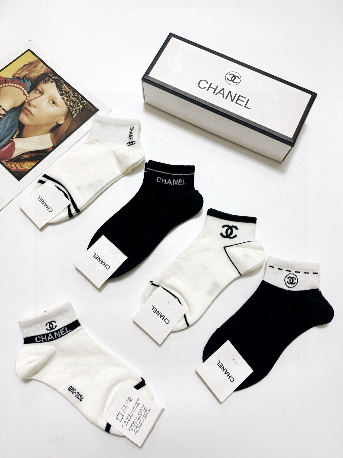 配包装
🌟【一盒5 双】
 🌟Chanel 香奈儿 经典字母logo 纯棉短袜 ，男女同款   ，in