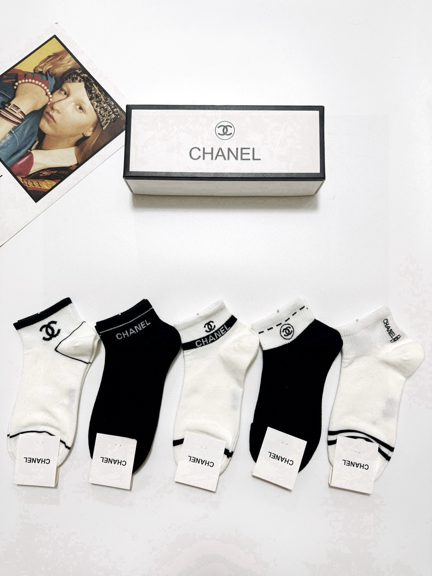  配包装
🌟【一盒5 双】
 🌟Chanel 香奈儿 经典字母logo 纯棉短袜 ，男女同款   ，in