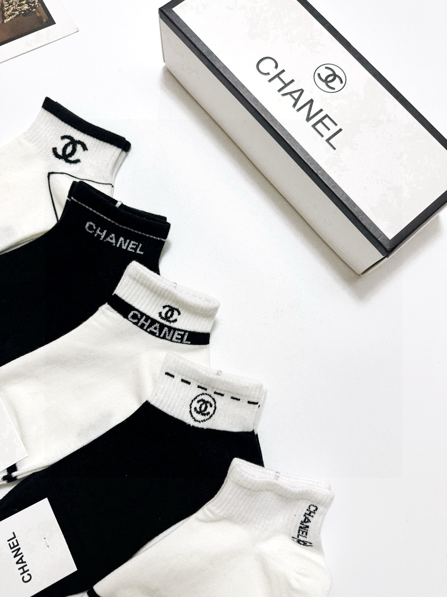  配包装
🌟【一盒5 双】
 🌟Chanel 香奈儿 经典字母logo 纯棉短袜 ，男女同款   ，in