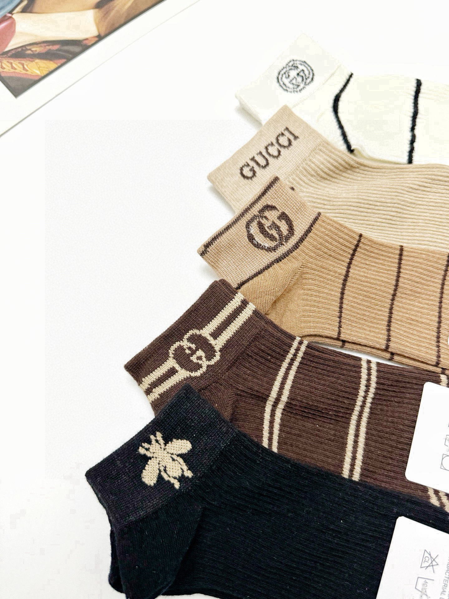  配包装
🌟【一盒5 双】
 🌟Gucci 古琦 经典字母logo 双G 短袜   ，ins超火爆短袜，