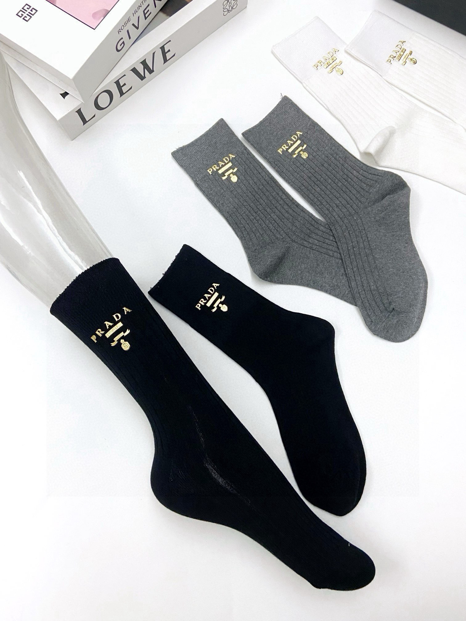   配包装
🌟【一盒3 双】
🌟Prada 普拉达经典字母logo 纯棉中筒袜 小腿袜 
🌟ins爆款！