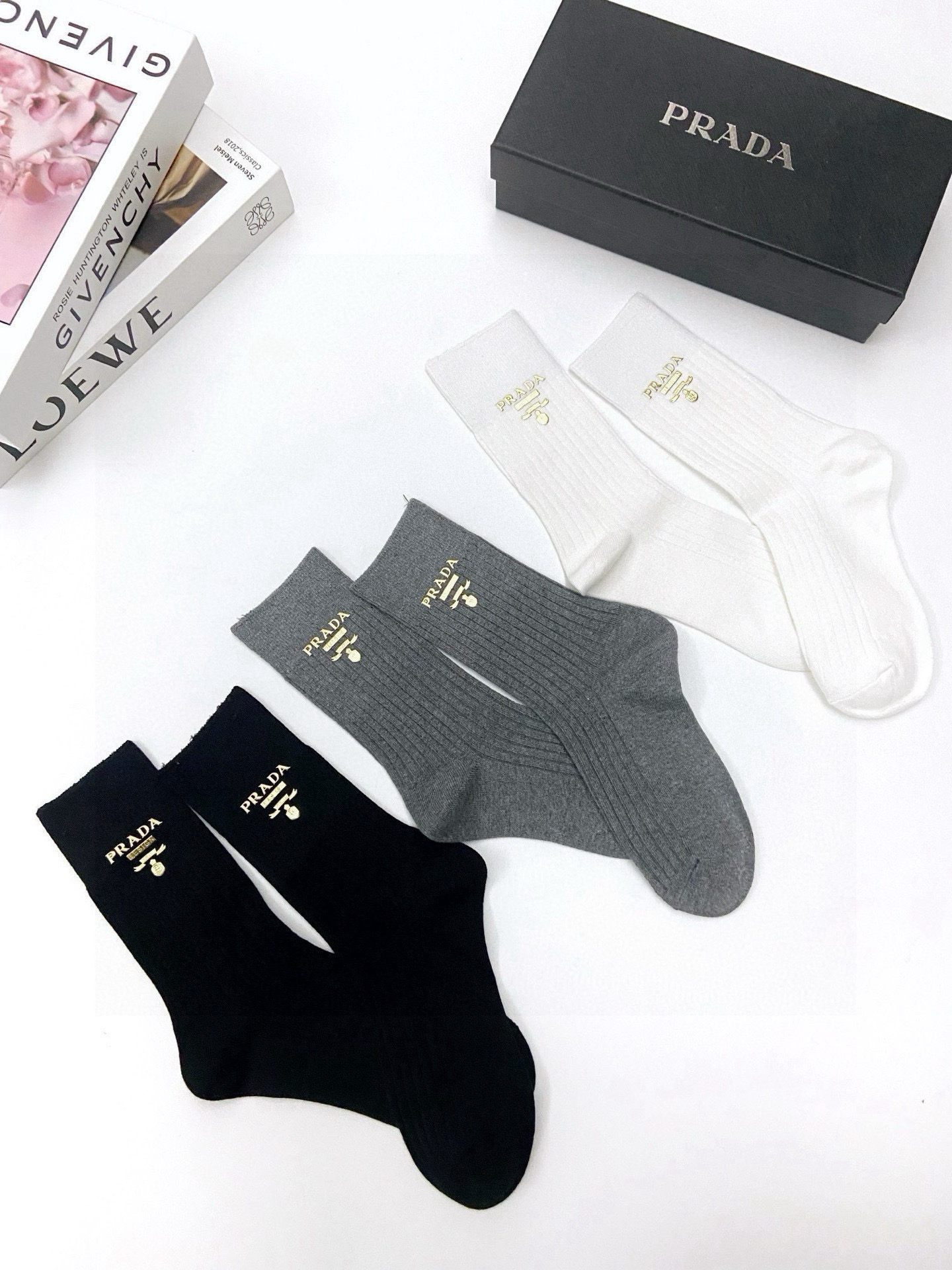   配包装
🌟【一盒3 双】
🌟Prada 普拉达经典字母logo 纯棉中筒袜 小腿袜 
🌟ins爆款！