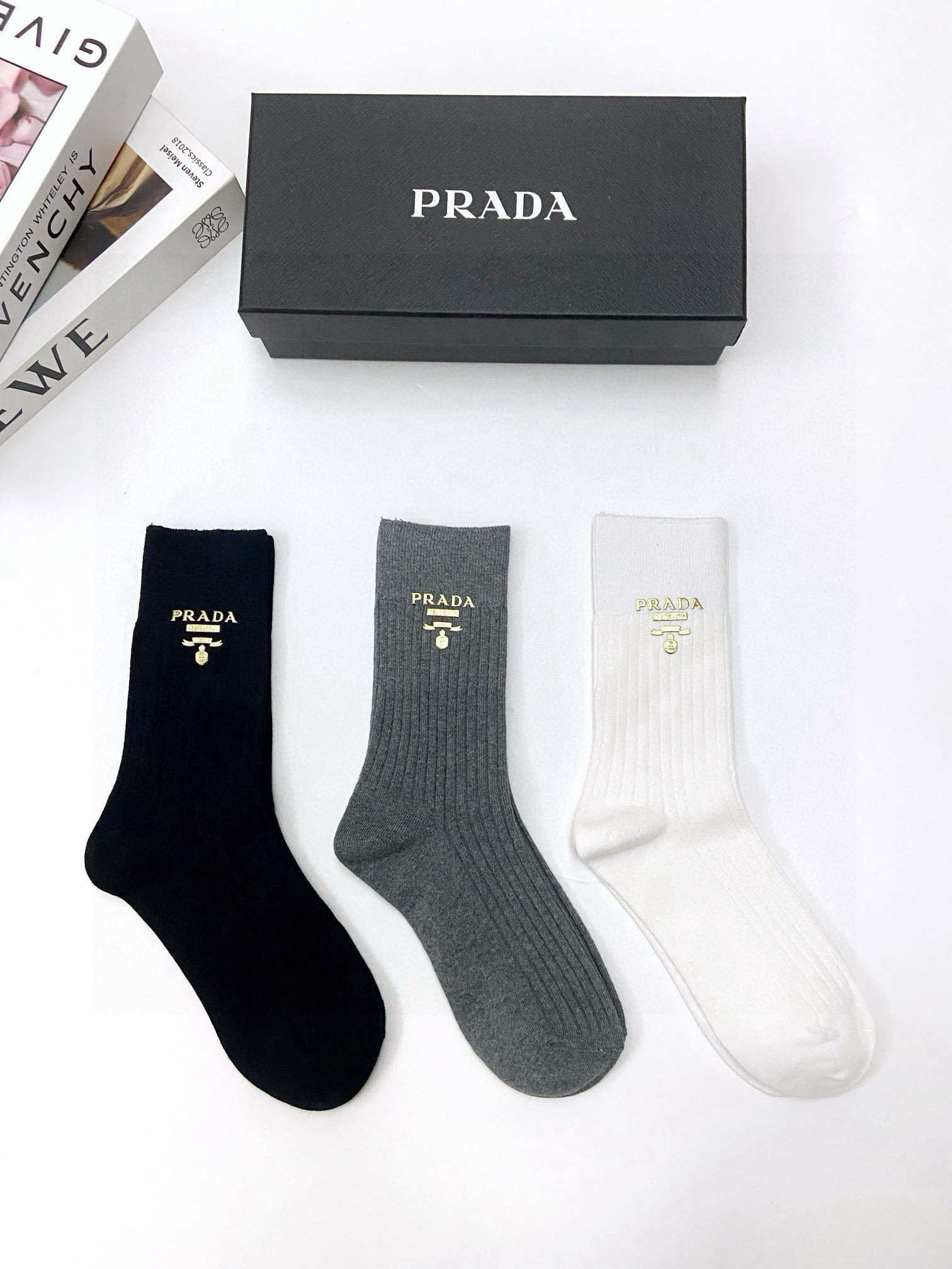   配包装
🌟【一盒3 双】
🌟Prada 普拉达经典字母logo 纯棉中筒袜 小腿袜 
🌟ins爆款！