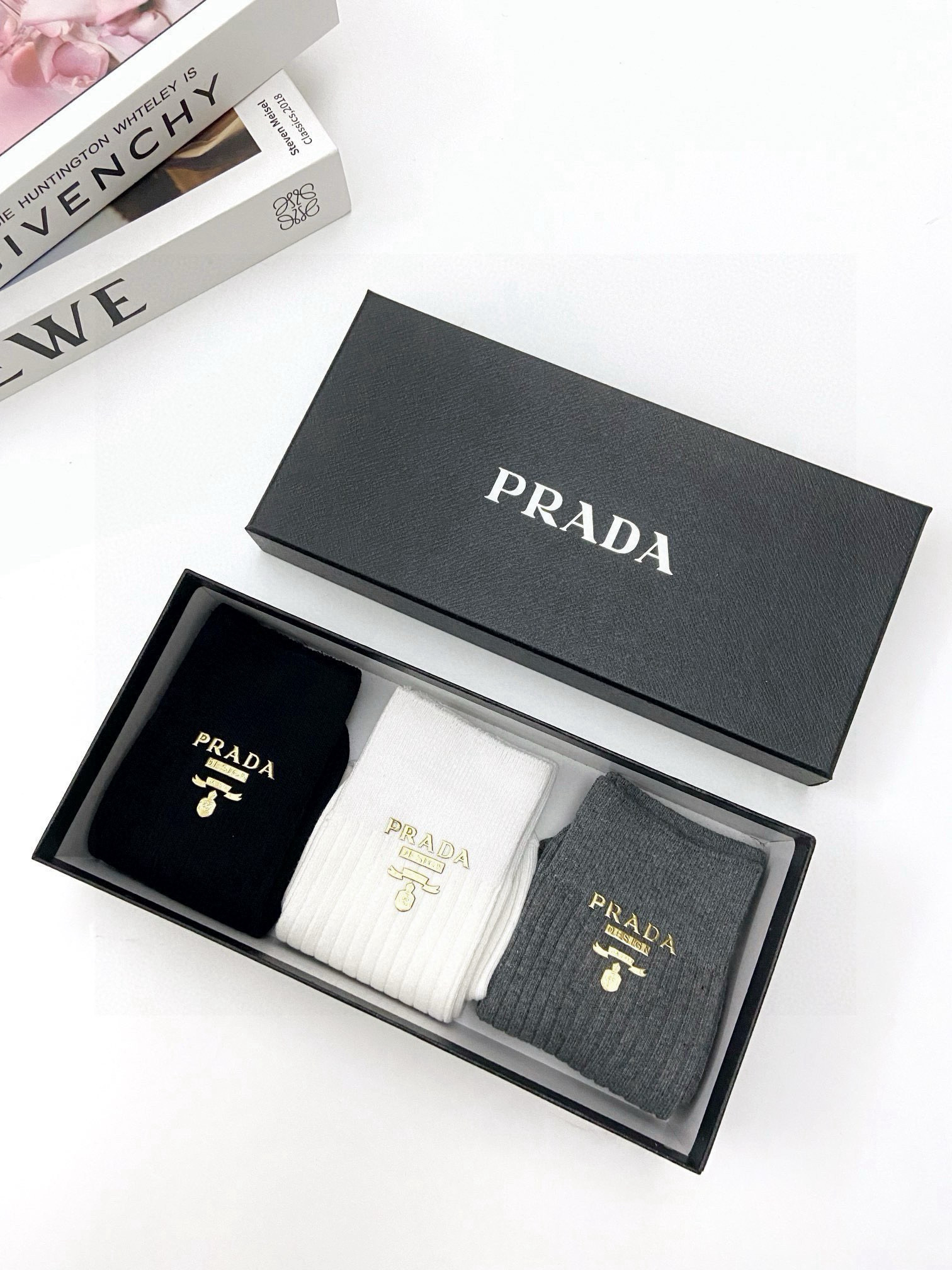   配包装
🌟【一盒3 双】
🌟Prada 普拉达经典字母logo 纯棉中筒袜 小腿袜 
🌟ins爆款！