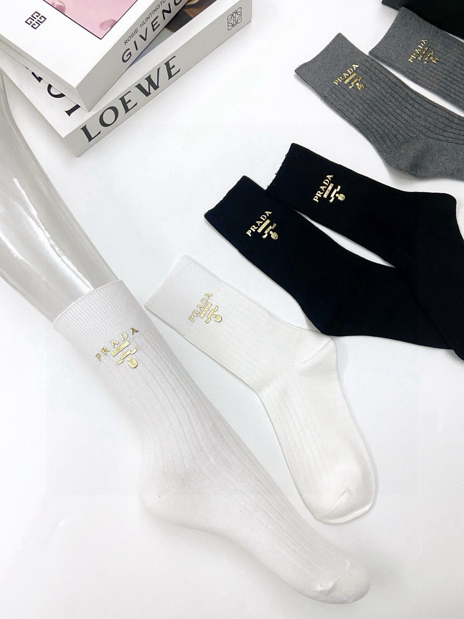   配包装
🌟【一盒3 双】
🌟Prada 普拉达经典字母logo 纯棉中筒袜 小腿袜 
🌟ins爆款！