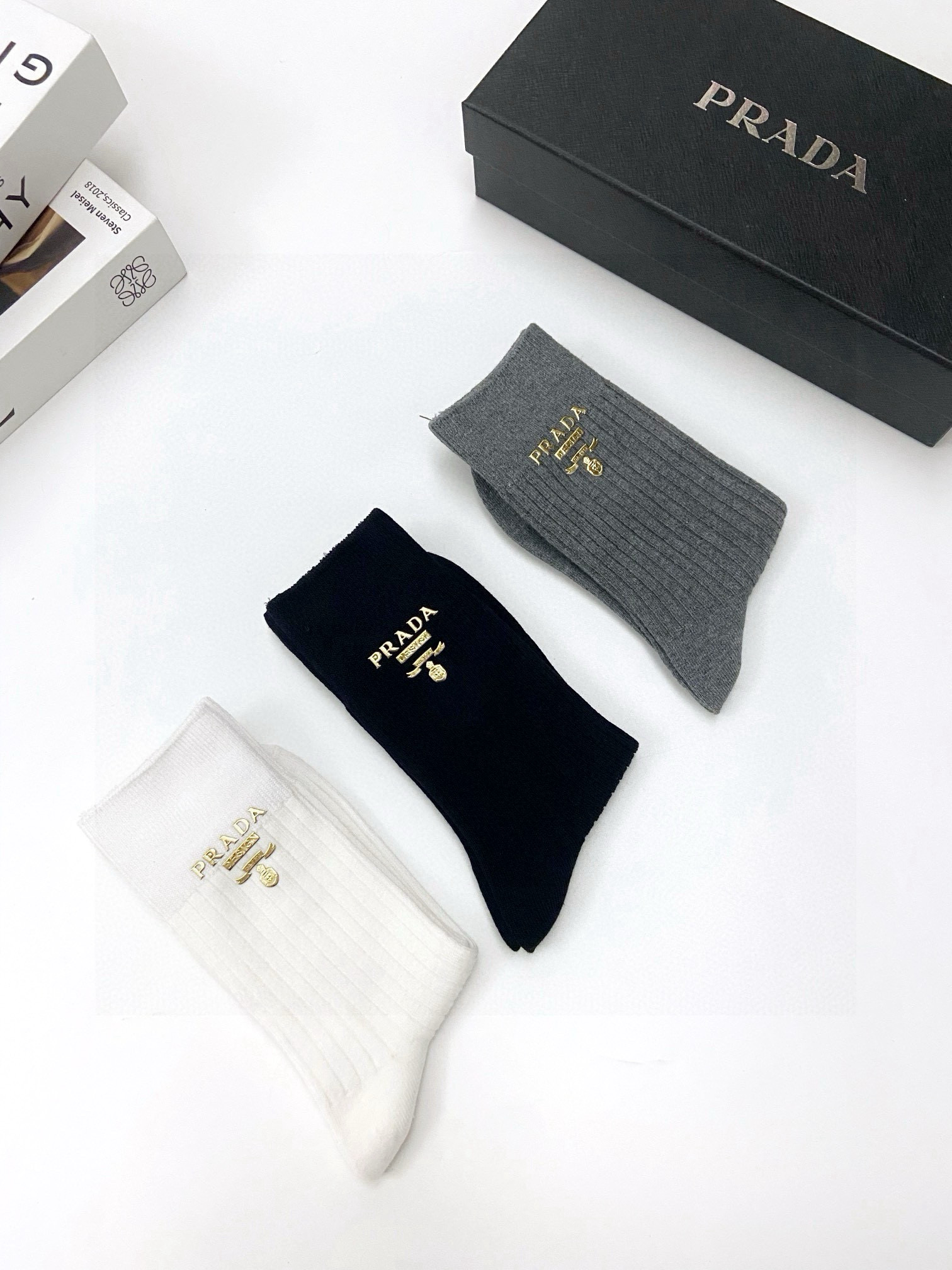   配包装
🌟【一盒3 双】
🌟Prada 普拉达经典字母logo 纯棉中筒袜 小腿袜 
🌟ins爆款！