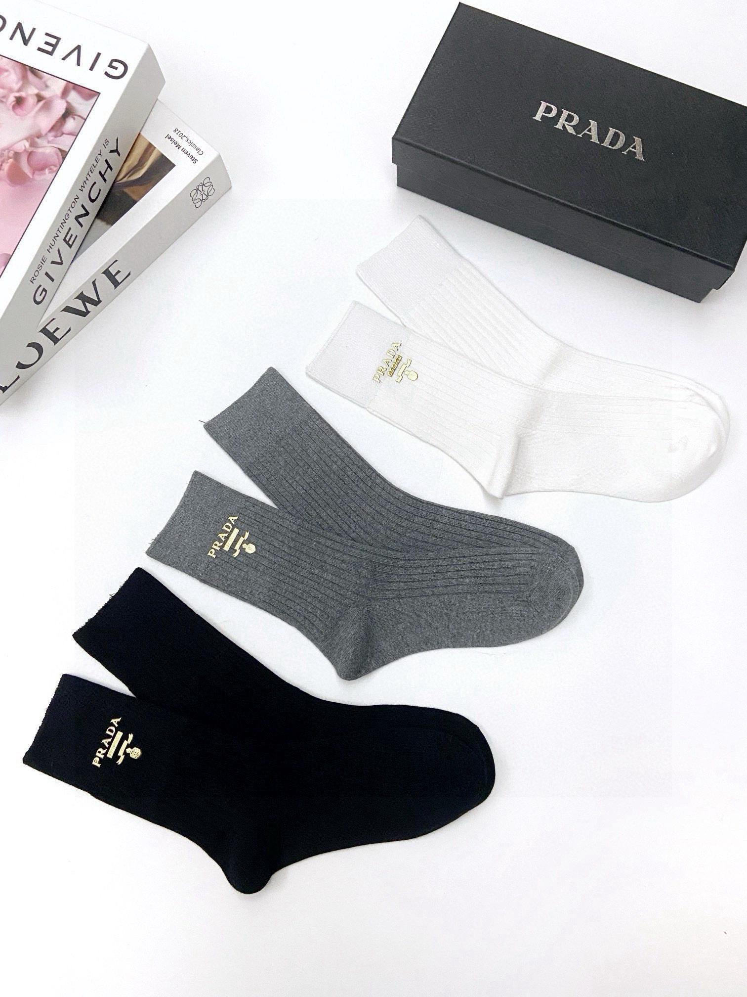   配包装
🌟【一盒3 双】
🌟Prada 普拉达经典字母logo 纯棉中筒袜 小腿袜 
🌟ins爆款！