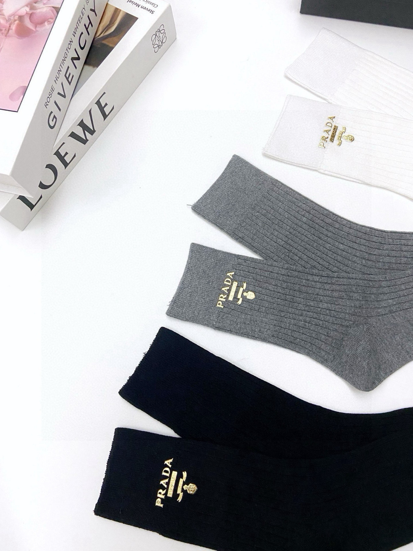   配包装
🌟【一盒3 双】
🌟Prada 普拉达经典字母logo 纯棉中筒袜 小腿袜 
🌟ins爆款！