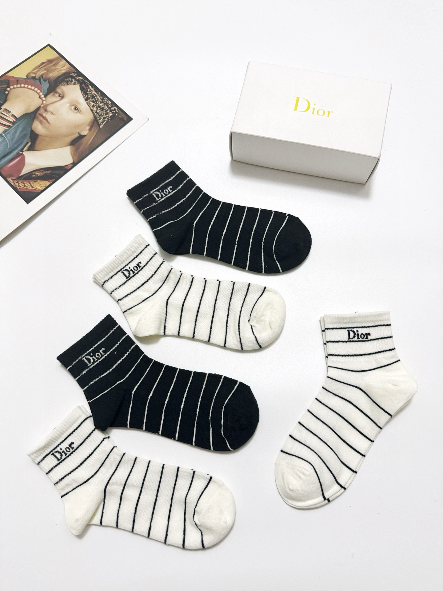  配包装
🌟【一盒5 双】
 🌟Dior 迪奥 经典字母logo 纯棉短筒袜   ，ins超火爆短袜，纯