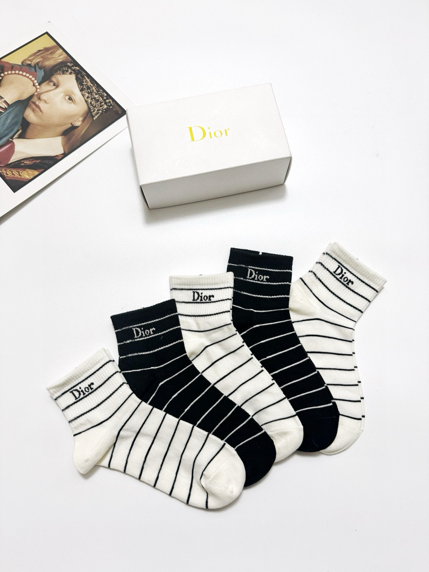  配包装
🌟【一盒5 双】
 🌟Dior 迪奥 经典字母logo 纯棉短筒袜   ，ins超火爆短袜，纯