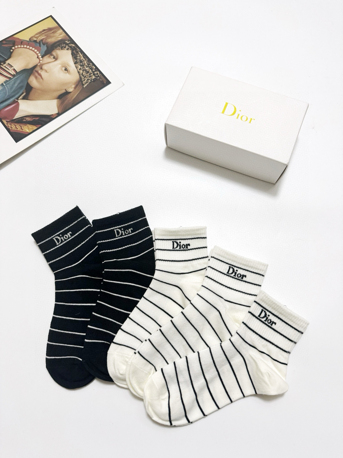  配包装
🌟【一盒5 双】
 🌟Dior 迪奥 经典字母logo 纯棉短筒袜   ，ins超火爆短袜，纯