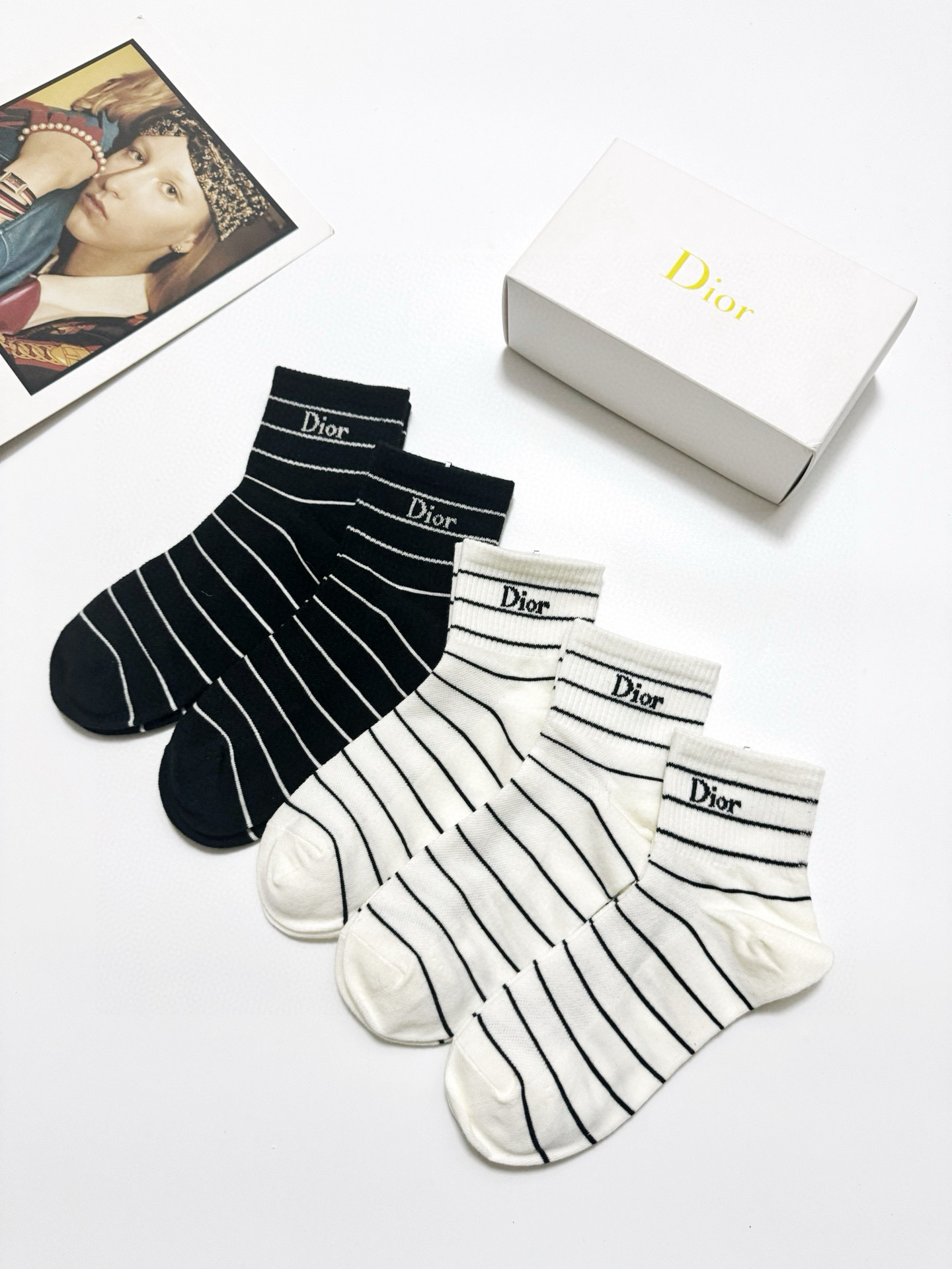  配包装
🌟【一盒5 双】
 🌟Dior 迪奥 经典字母logo 纯棉短筒袜   ，ins超火爆短袜，纯