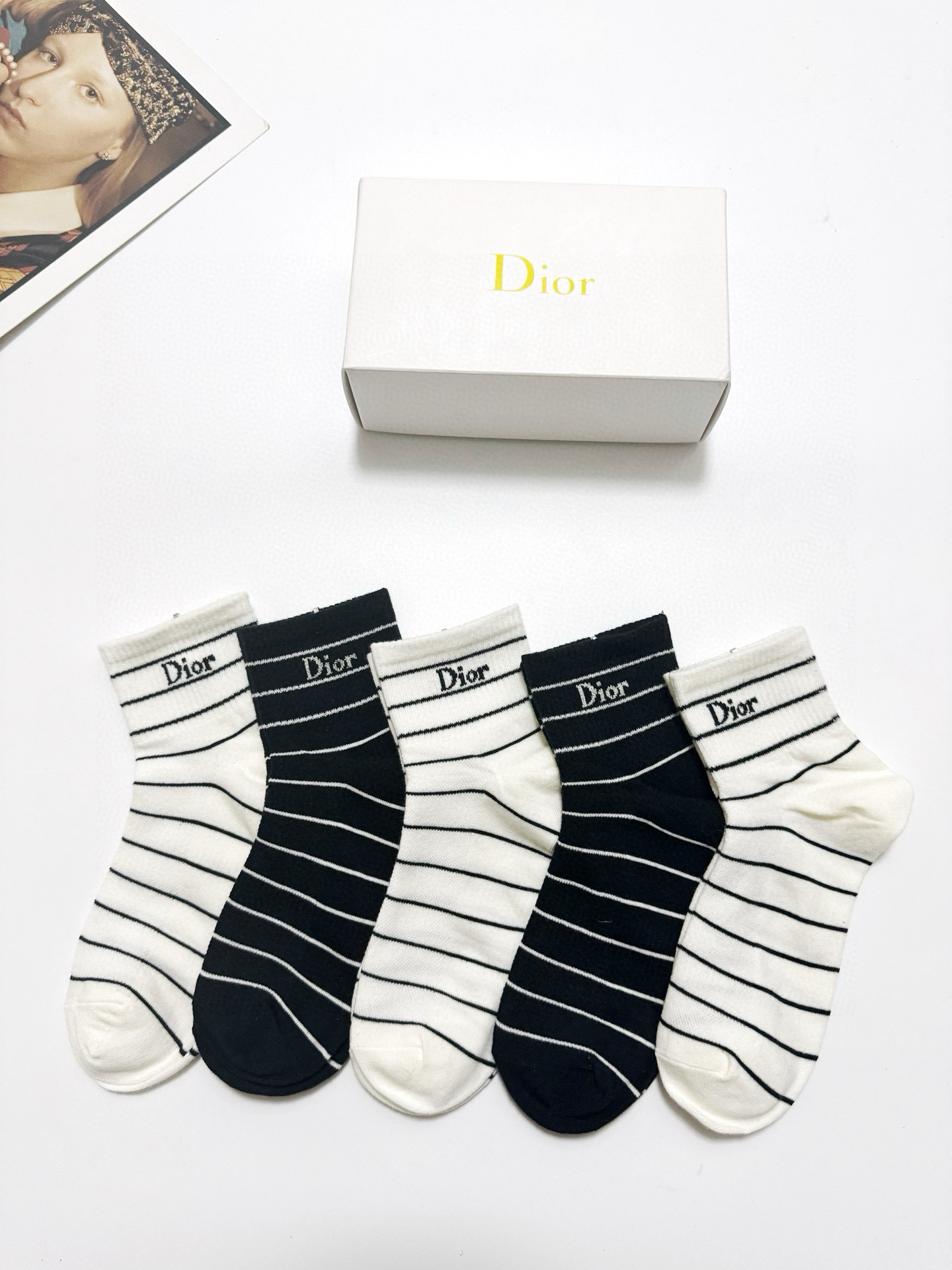  配包装
🌟【一盒5 双】
 🌟Dior 迪奥 经典字母logo 纯棉短筒袜   ，ins超火爆短袜，纯