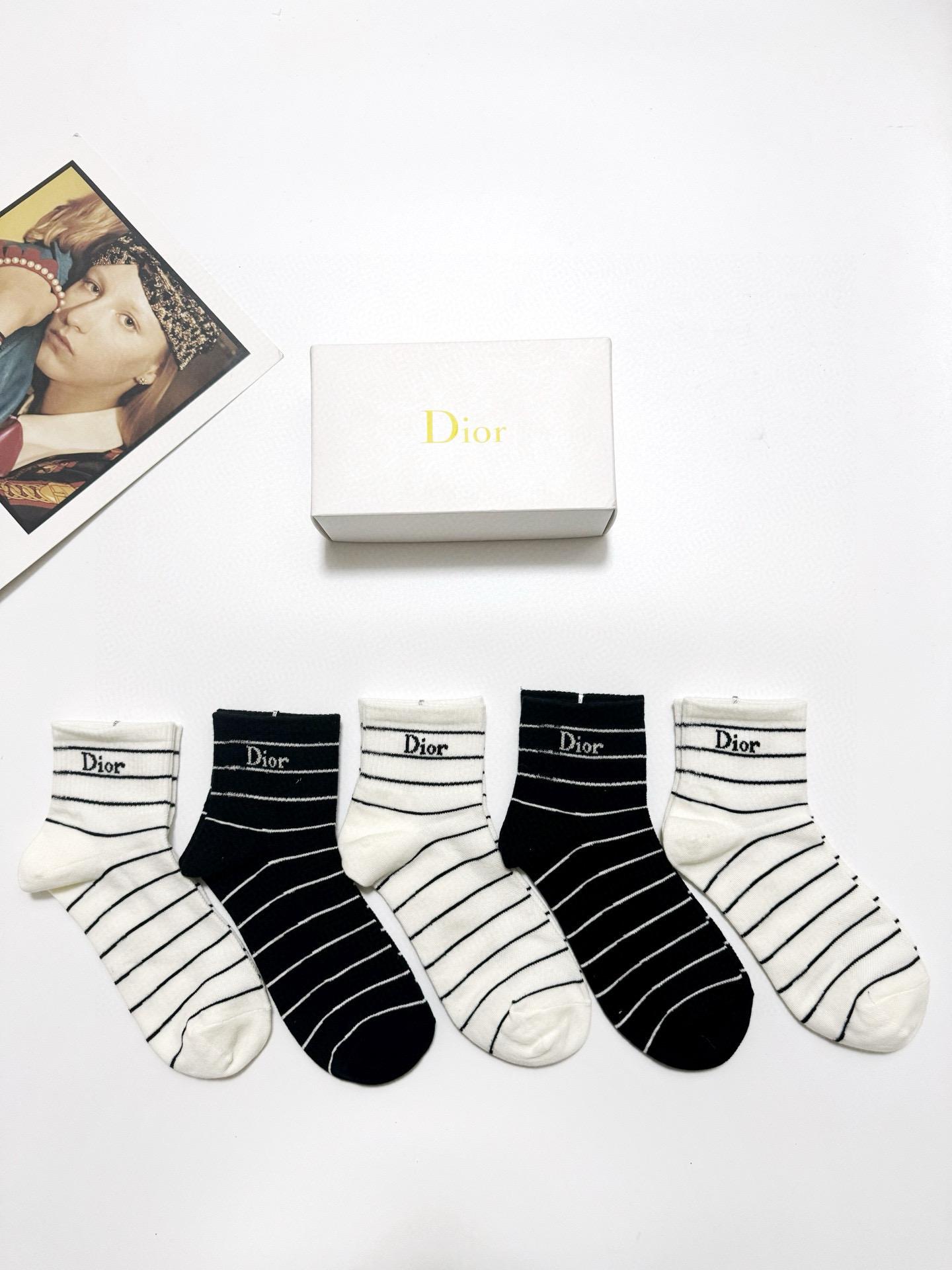  配包装
🌟【一盒5 双】
 🌟Dior 迪奥 经典字母logo 纯棉短筒袜   ，ins超火爆短袜，纯