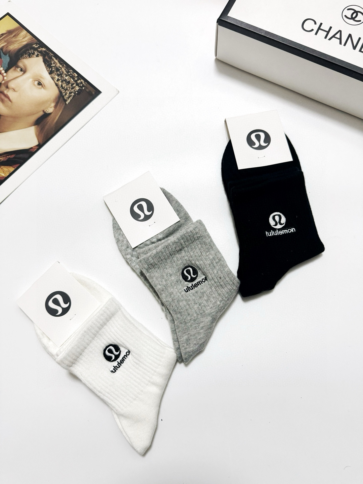  配包装
🌟【一盒3 双】
 🌟Lululemon 经典字母logo 纯棉刺绣短袜   ，ins超火爆短