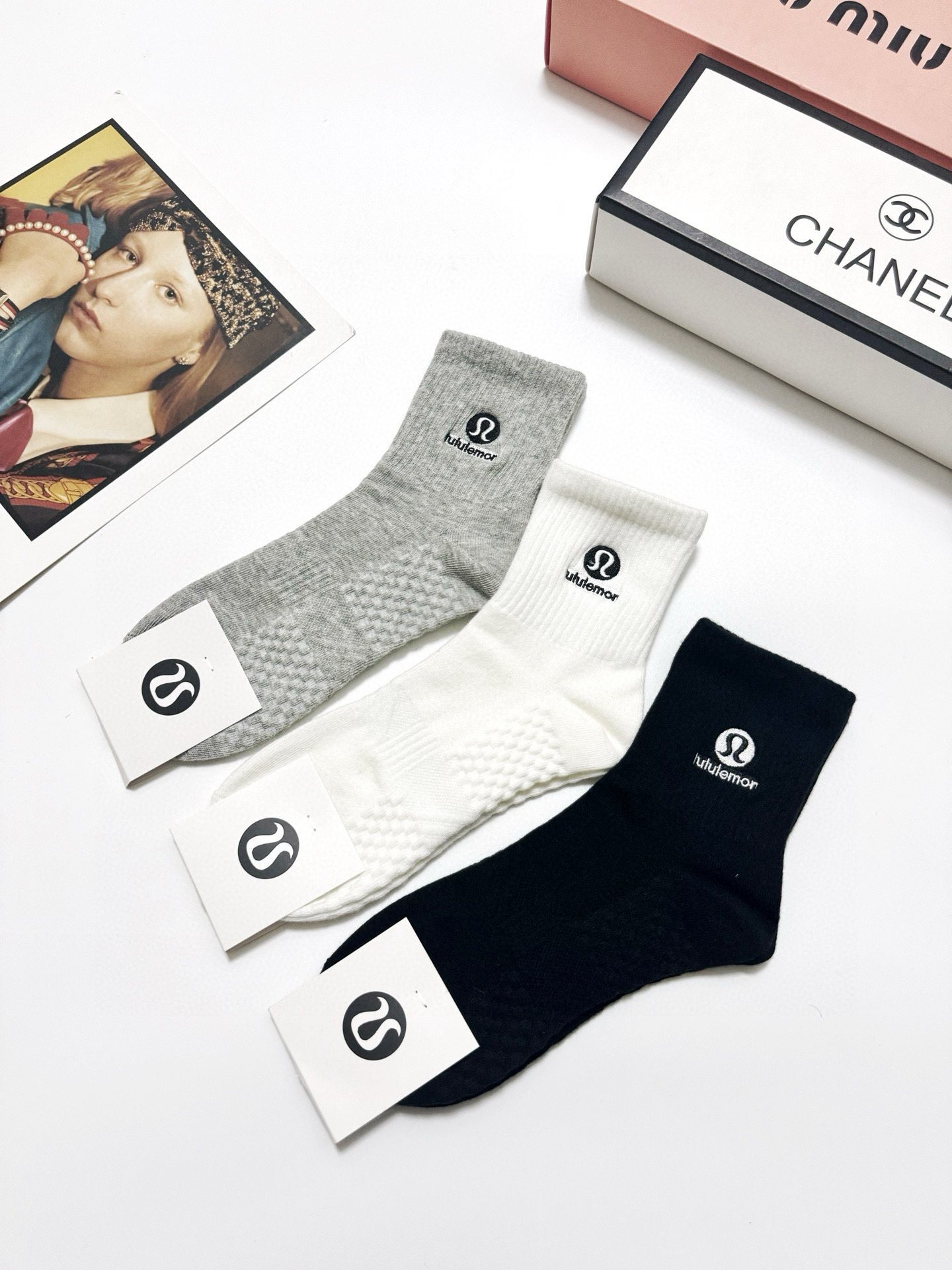  配包装
🌟【一盒3 双】
 🌟Lululemon 经典字母logo 纯棉刺绣短袜   ，ins超火爆短