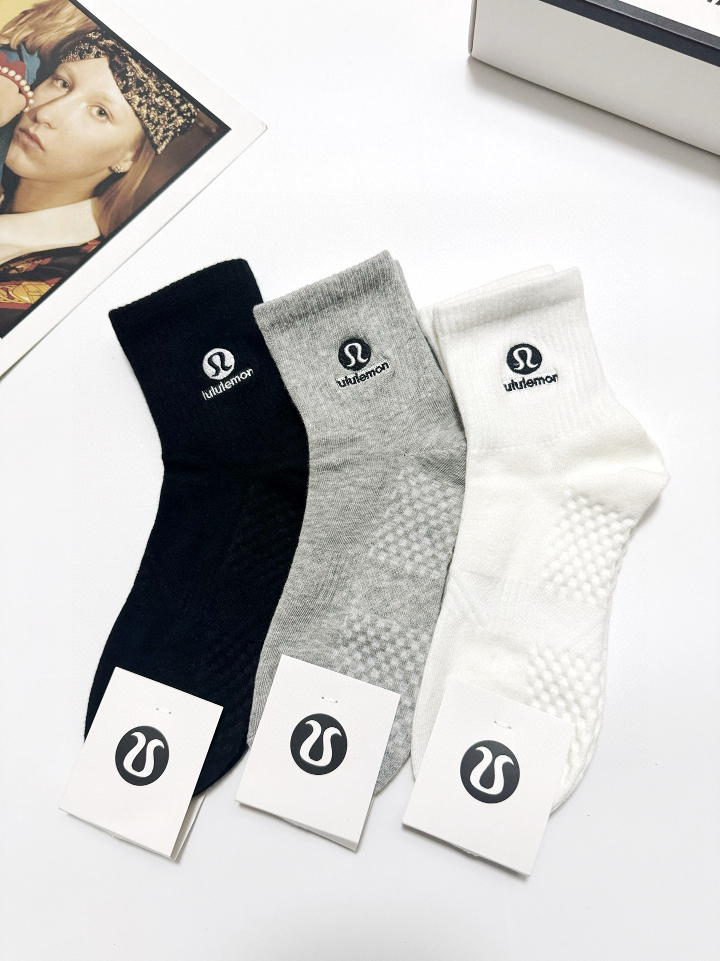  配包装
🌟【一盒3 双】
 🌟Lululemon 经典字母logo 纯棉刺绣短袜   ，ins超火爆短